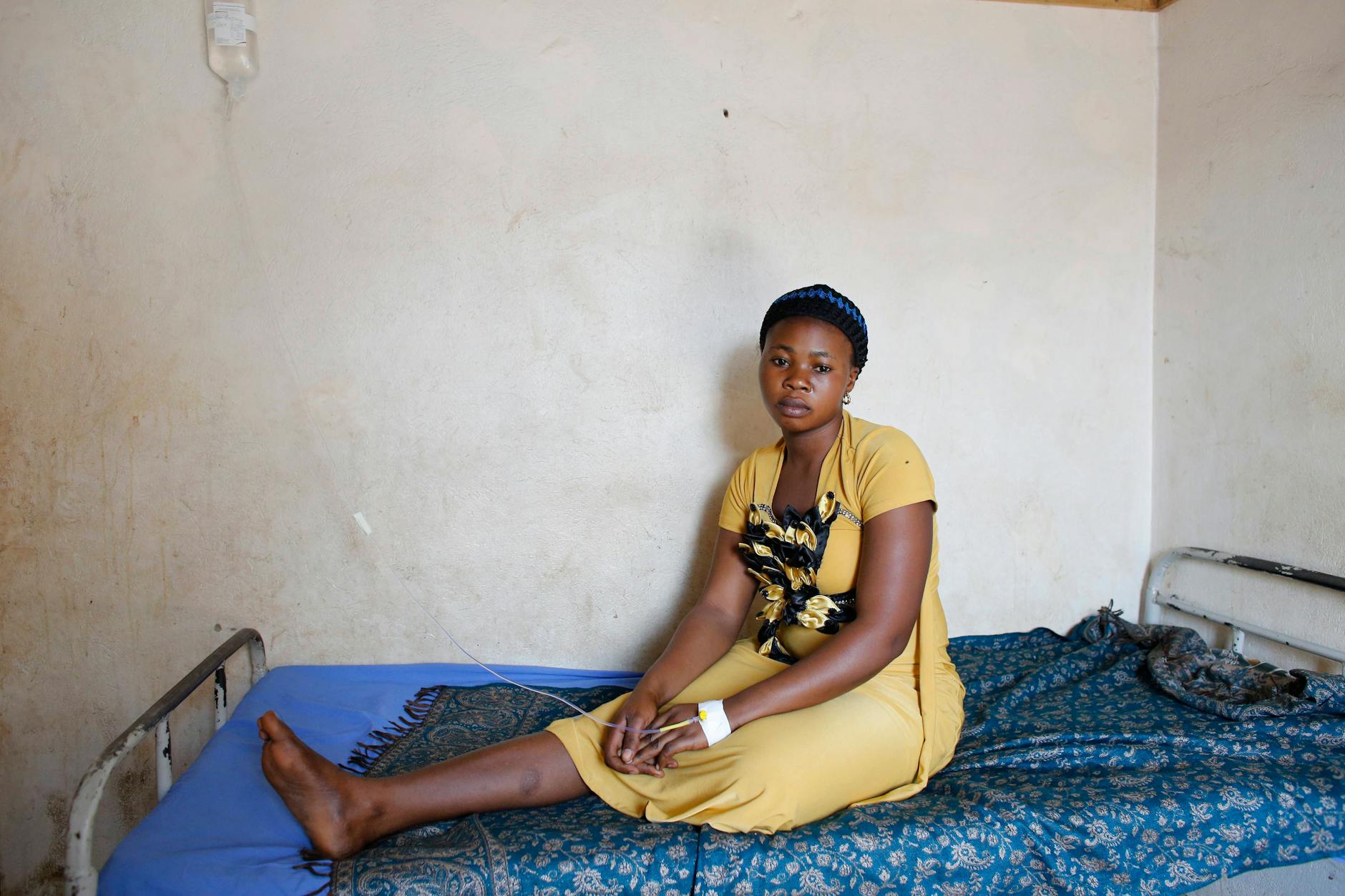 Eine Frau wird in einem Krankenhaus in Uganda behandelt. (Archivbild)