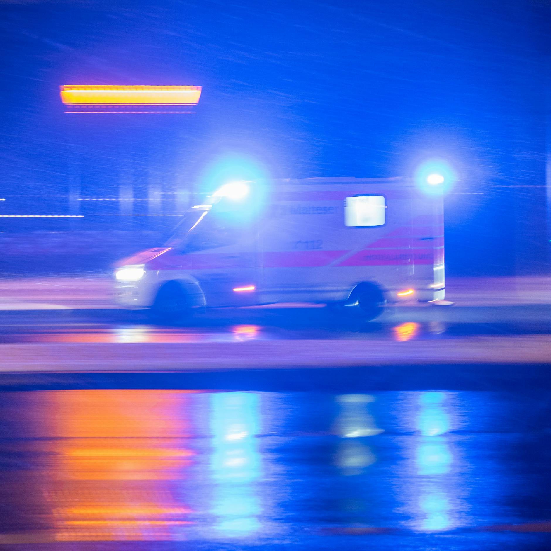 Tödliche Pannenhilfe: Mann erfasst – schwerer Unfall auf der A111