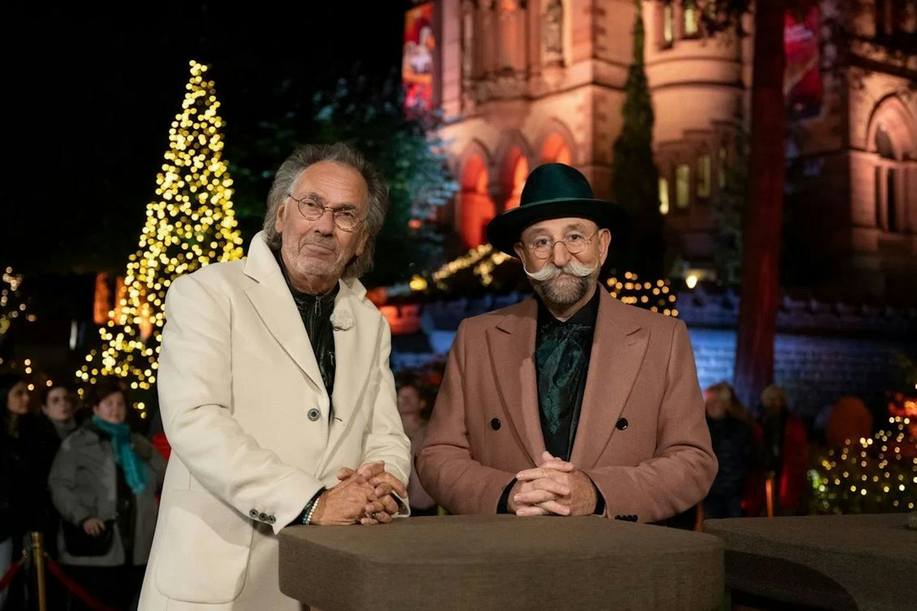 „Bares für Rares“: Hugo Egon Balder brachte einen erotischen Bildband mit.