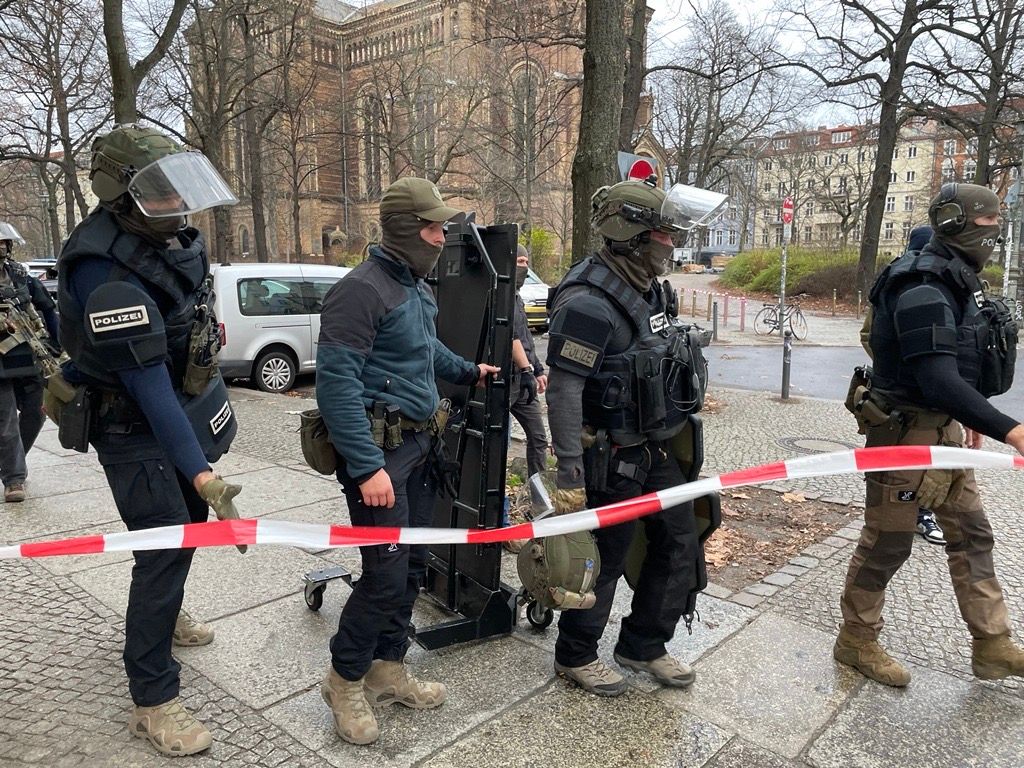 SEK-Einsatz an der Zionskirche in Berlin-Mitte: Polizei nimmt bewaffneten Mann fest