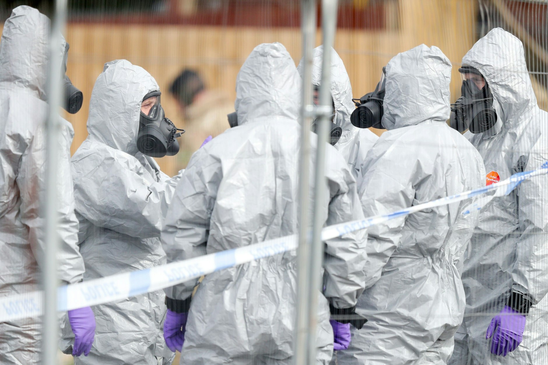 Soldaten tragen Schutzanzüge während der Ermittlungen zur Vergiftung des ehemaligen Doppelagenten Skripal und dessen Tochter im Jahr 2018.