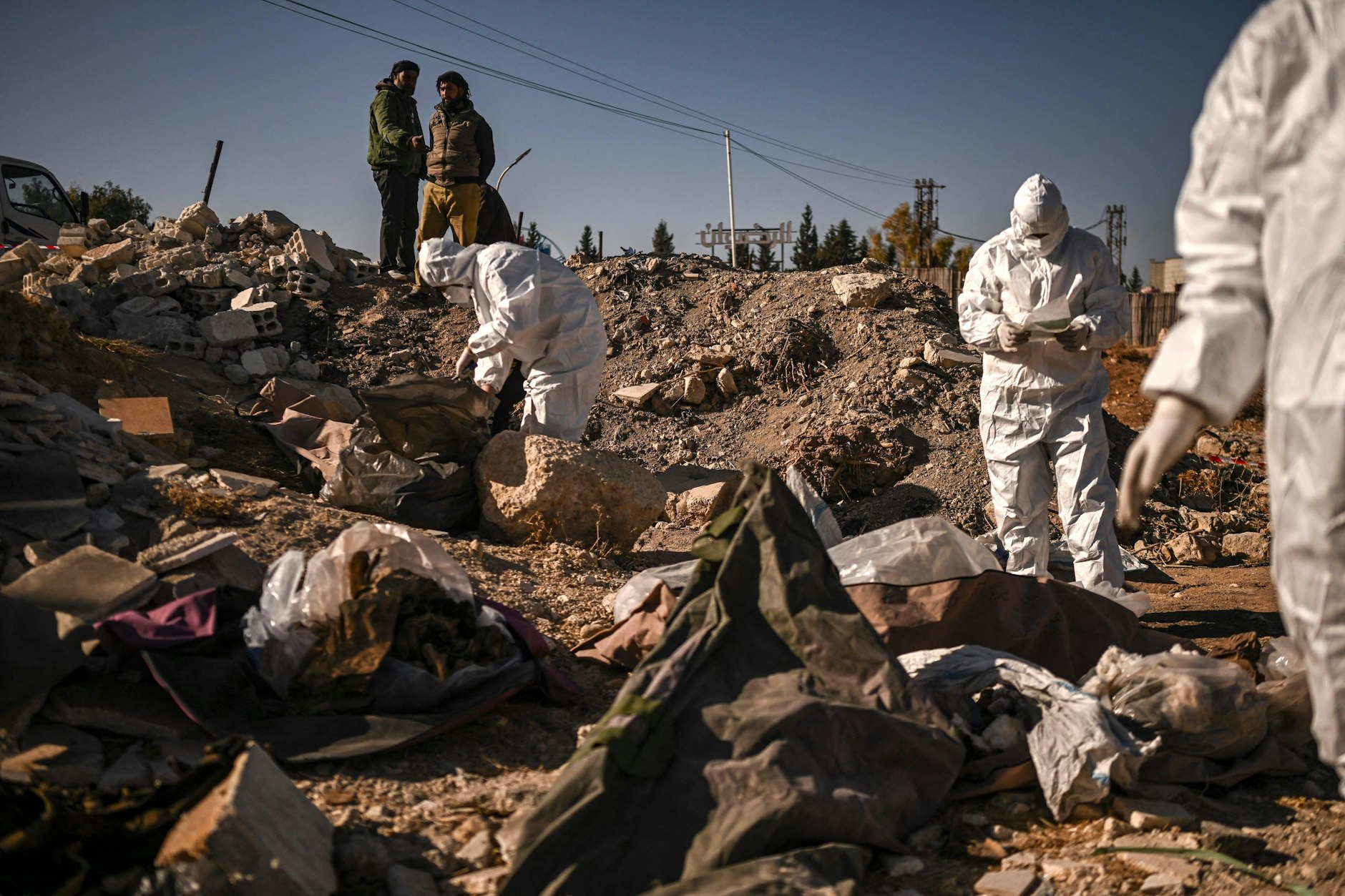 Menschliche Überreste aus einem in der Nähe von Damaskus freigelegtem Massengrab.