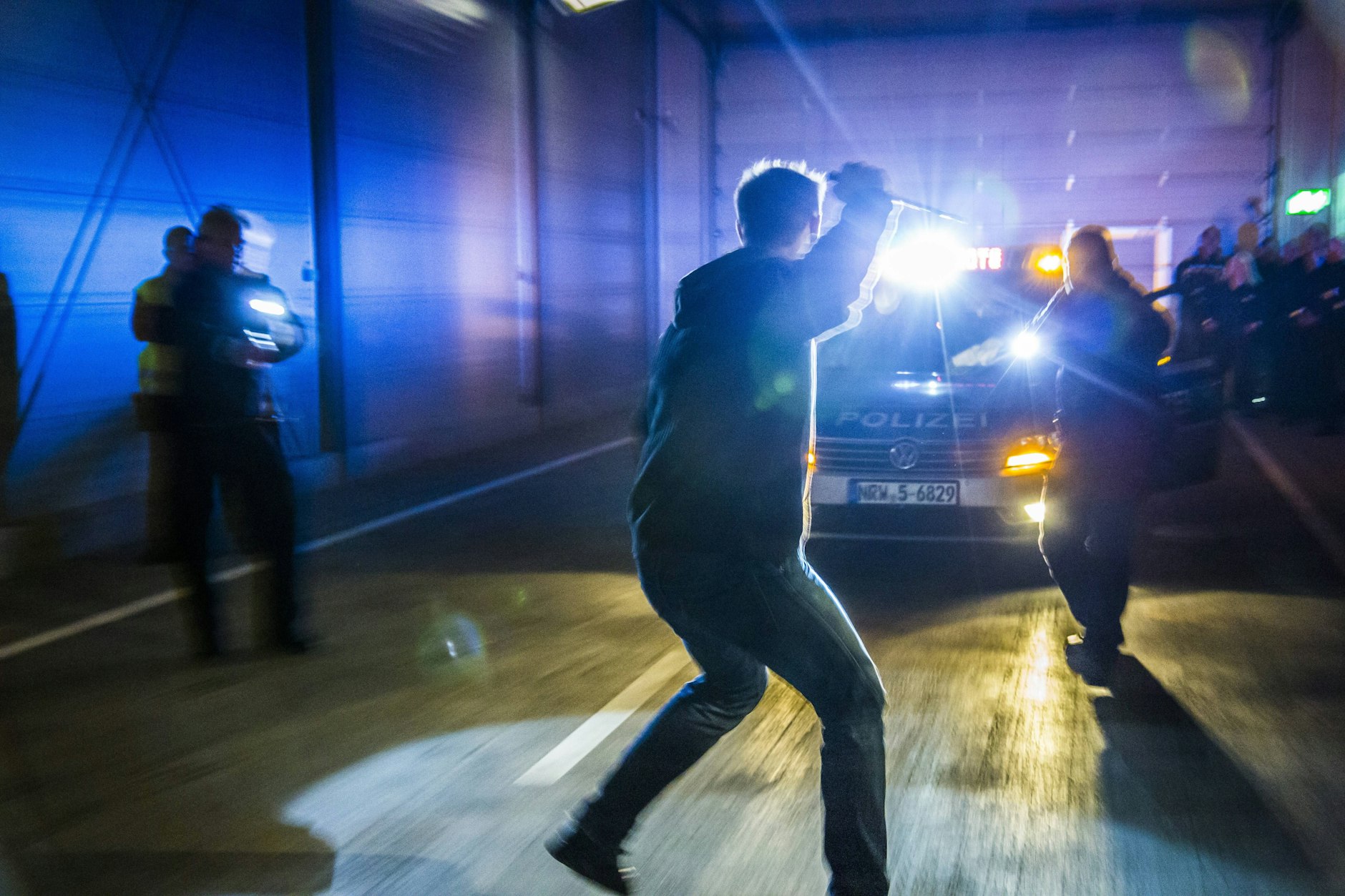 So wie in dieser nachgestellten Szene soll der Messer-Mann auf die Polizisten losgegangen sein.