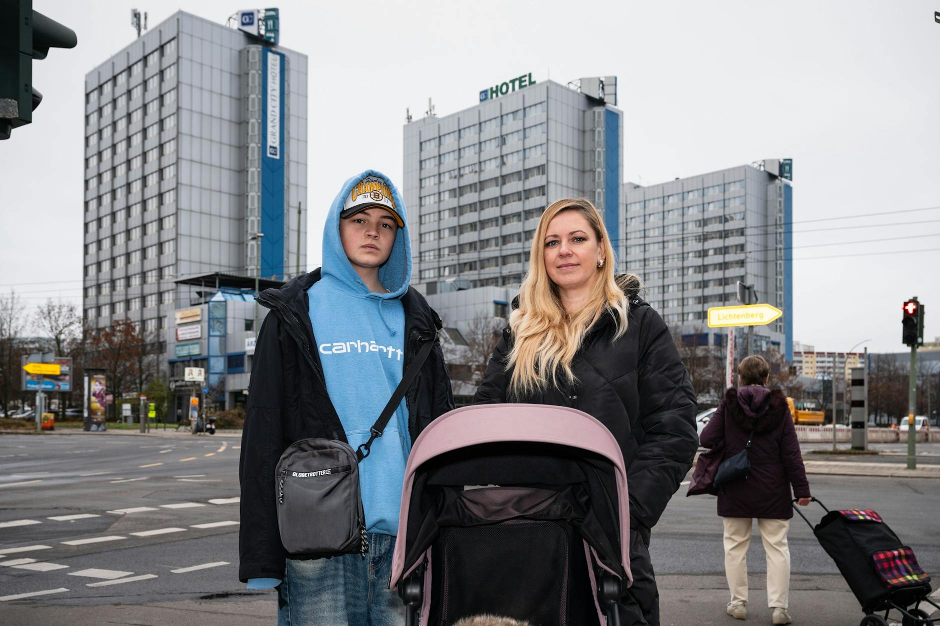Die aus der Ukraine geflüchtete Juliya Kulpanova mit ihren Kindern Fjodor (14) und dem Baby Zlata (1) vor dem City-Hotel Berlin East in Berlin-Lichtenberg.