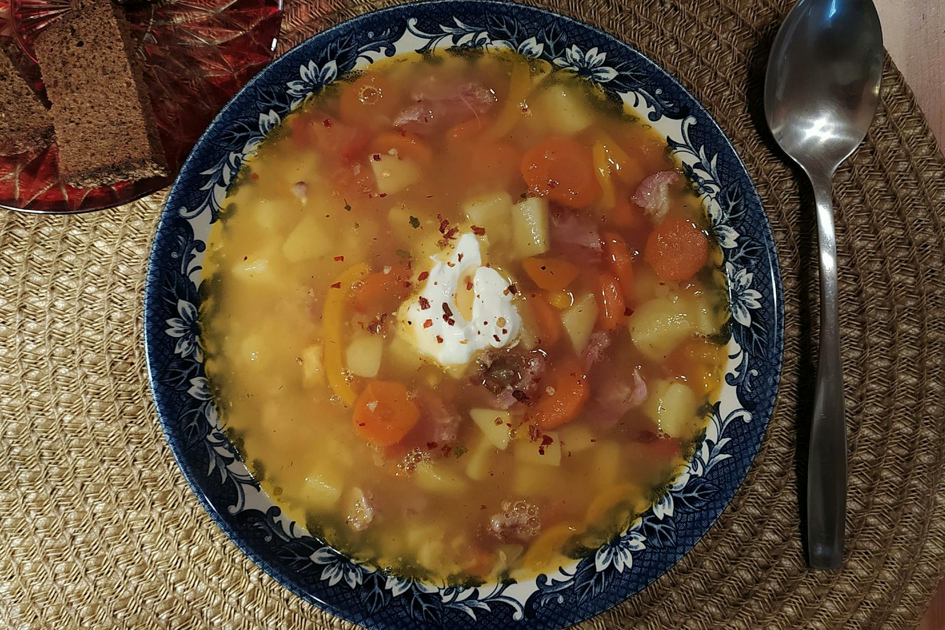 Die deftige Schnippelsuppe nach einem Rezept von DDR-TV-Koch Kurt Drummer.