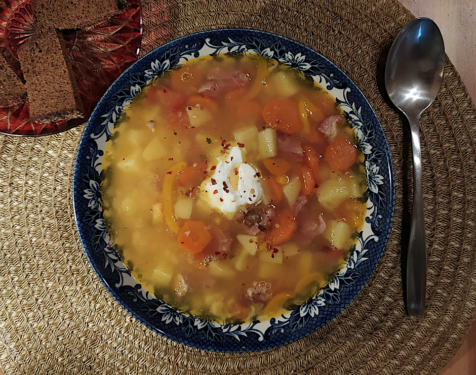 Die deftige Schnippelsuppe nach einem Rezept von DDR-TV-Koch Kurt Drummer.