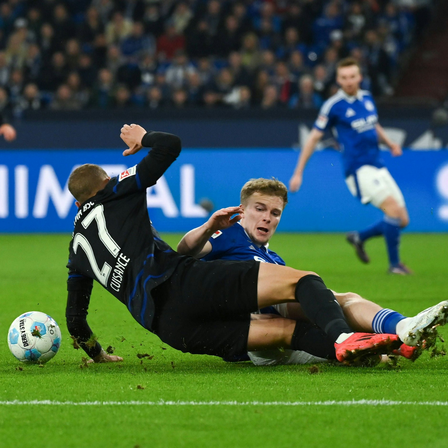 Nach diesem Foul im Strafraum stand Herthas Michael Cuisance wieder auf und traf zum 1:0 auf Schalke.