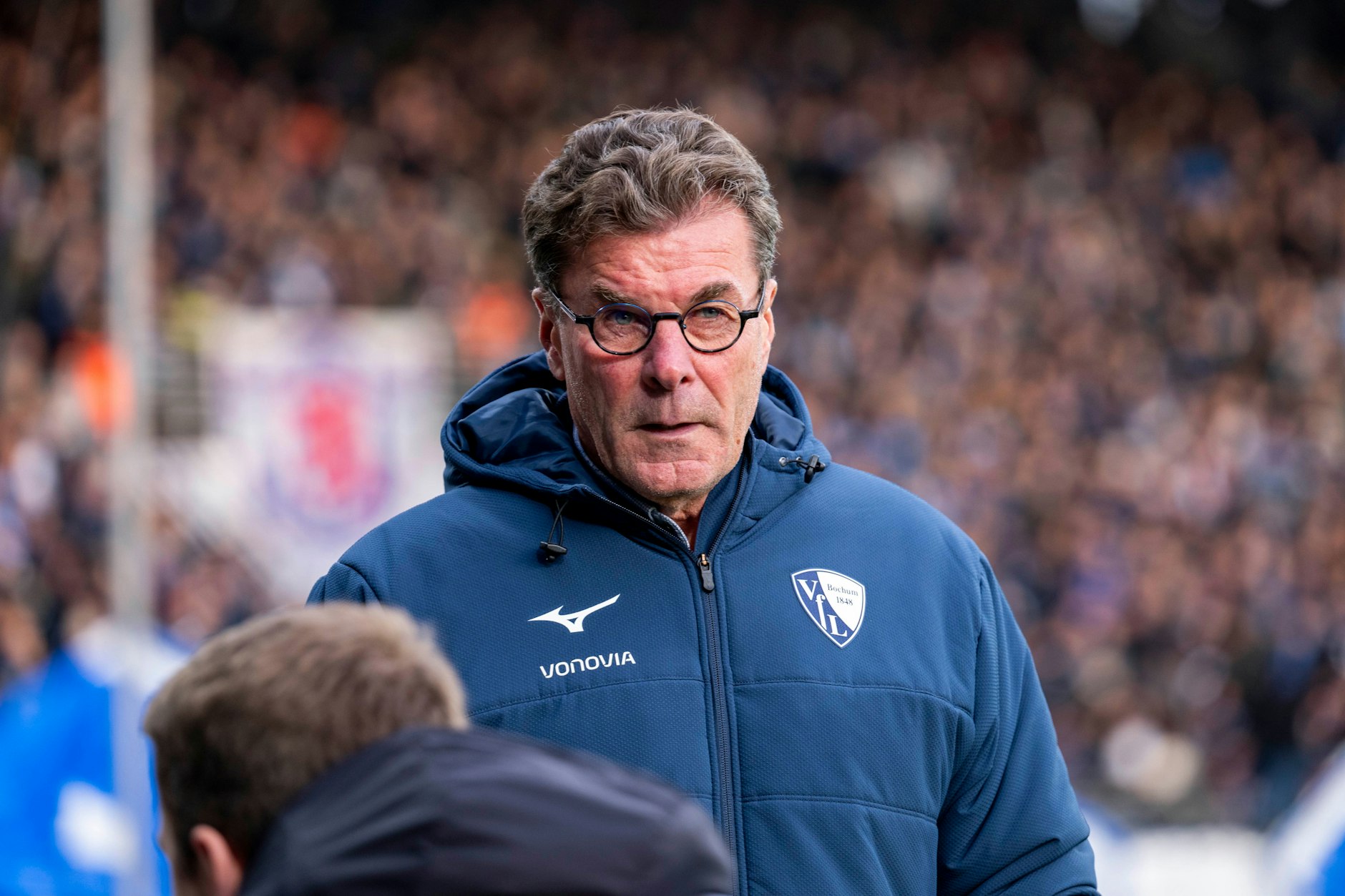 Der Bochumer Trainer Dieter Hecking kann die Kritik an seinem Keeper nicht verstehen.