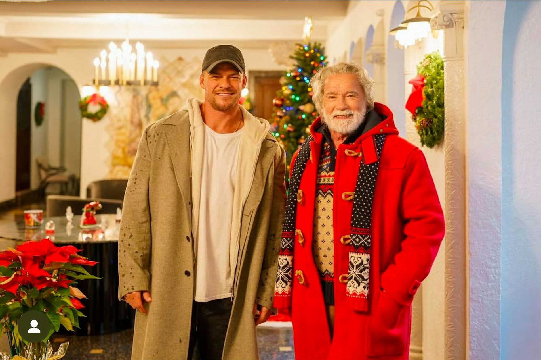 Der Schnappschuss stammt vom Set und zeigt Arnie mit seinem Co-Star Alan Ritchson (bekannt aus der Serie „Reacher“).