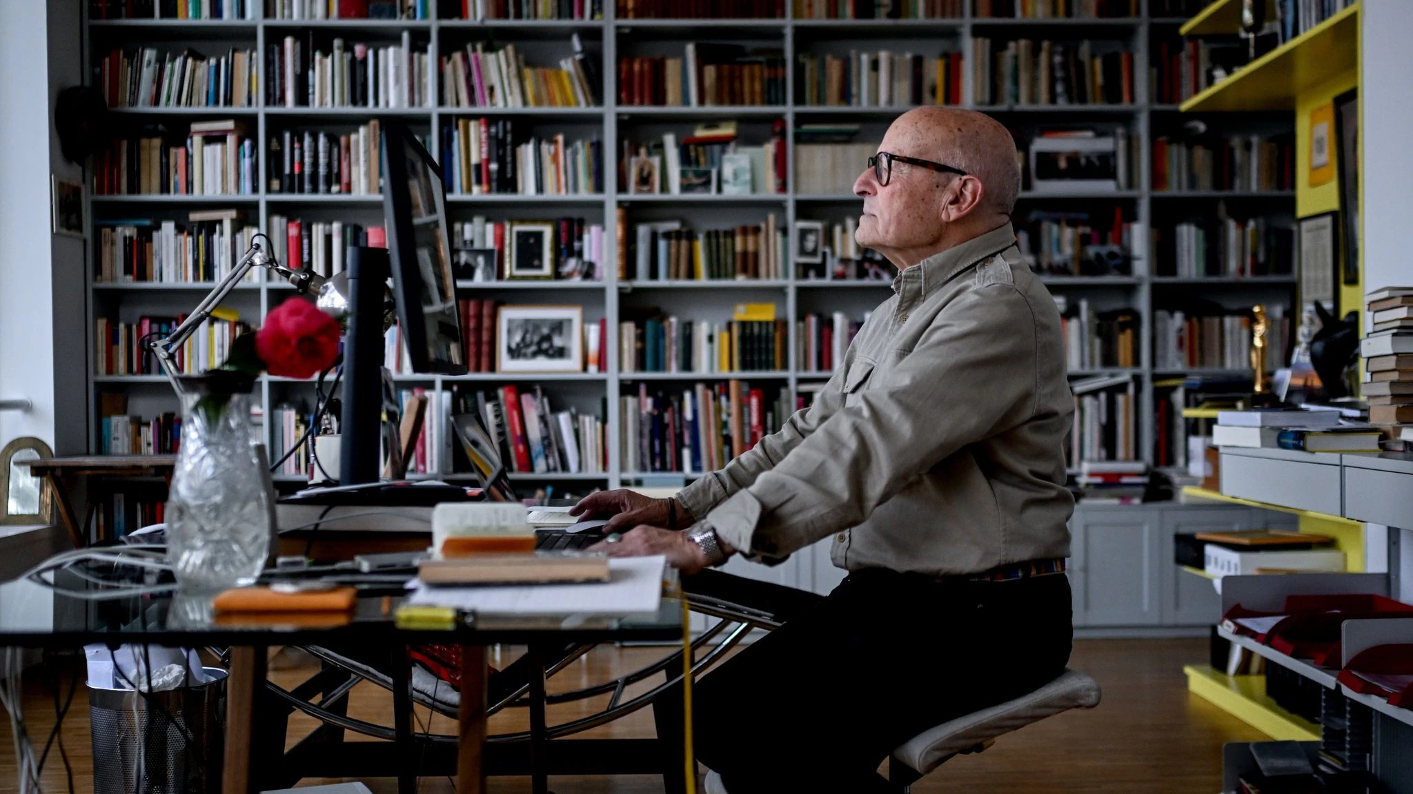 Der Regisseur Volker Schlöndorff sitzt an seinem Schreibtisch in seinem Arbeitszimmer.