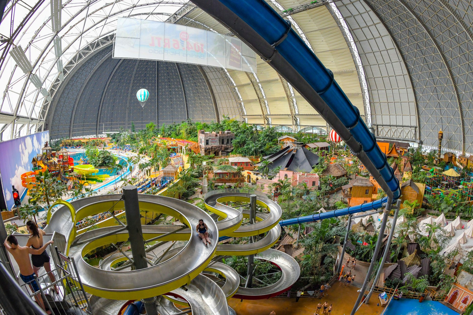 Im vergangenen Jahr besuchten rund 1,2 Millionen Menschen den Freizeitpark Tropical Islands. Er befindet sich seit dem Jahr 2004 in der ehemaligen Cargolifter-Werfthalle, die als größte freitragende Halle der Welt gilt. Die Besucher kommen überwiegend aus Deutschland, Polen, Tschechien, Dänemark und den Niederlanden.