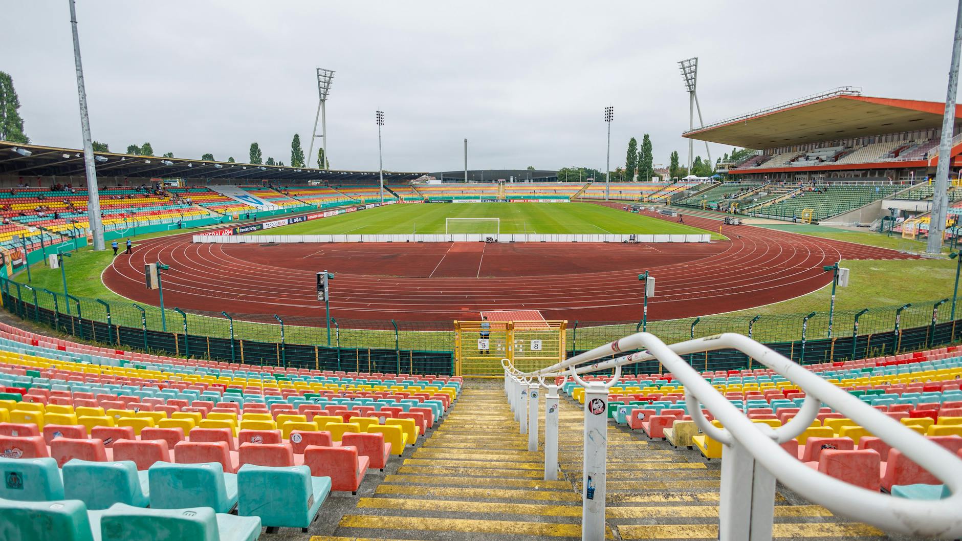 Blick in den Friedrich-Ludwig-Jahn-Sportpark. Die Sitze sind heißbegehrt.