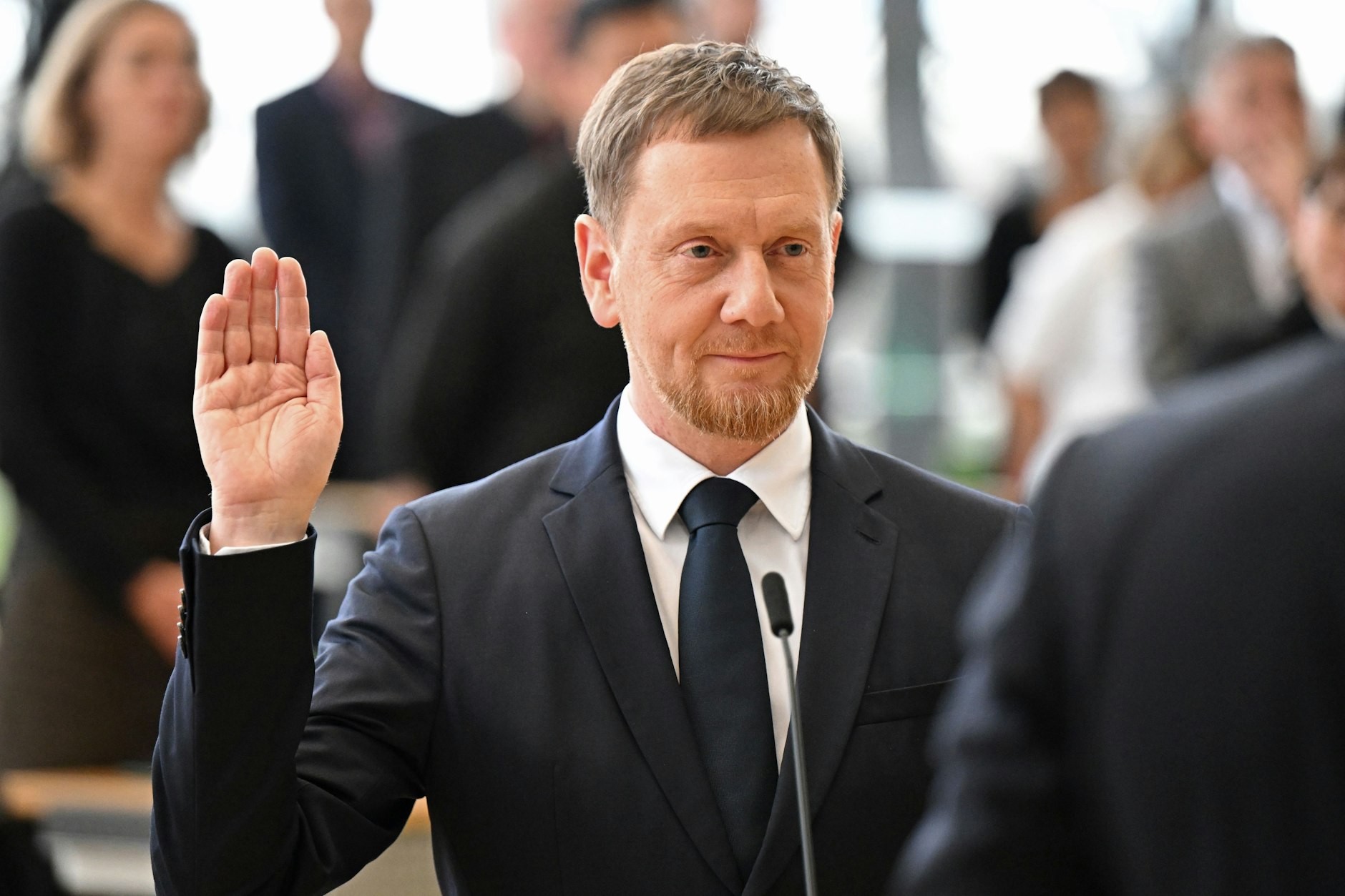 Dresden: Michael Kretschmer (CDU) legt nach der Wahl zum Ministerpräsidenten von Sachsen im Plenarsaal im Sächsischen Landtag dem Amtseid ab.