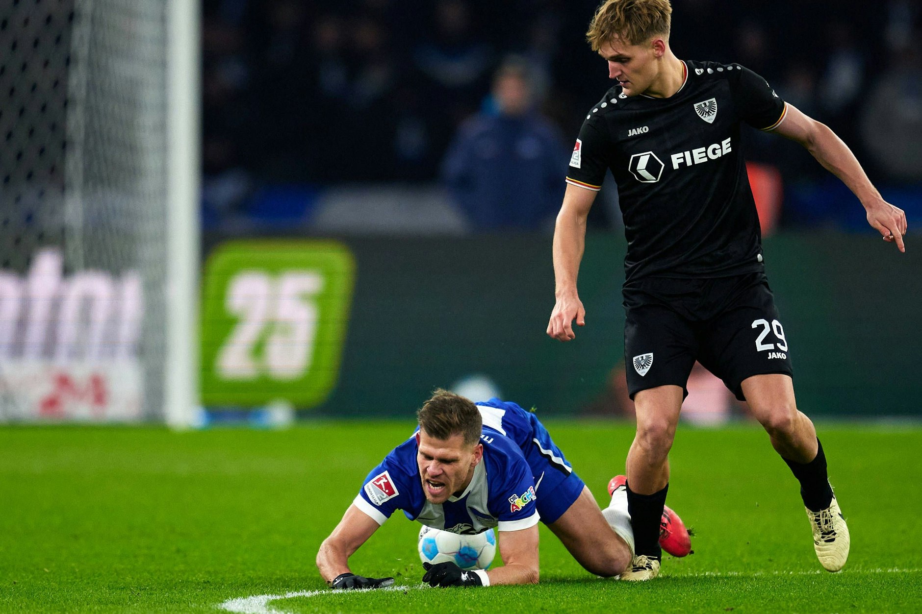 Herthas Stürmer-Routinier Florian Niederlechner hat es am Oberschenkel erwischt. Sein Einsatz bei Auswärtsspiel in Hannover ist fraglich.