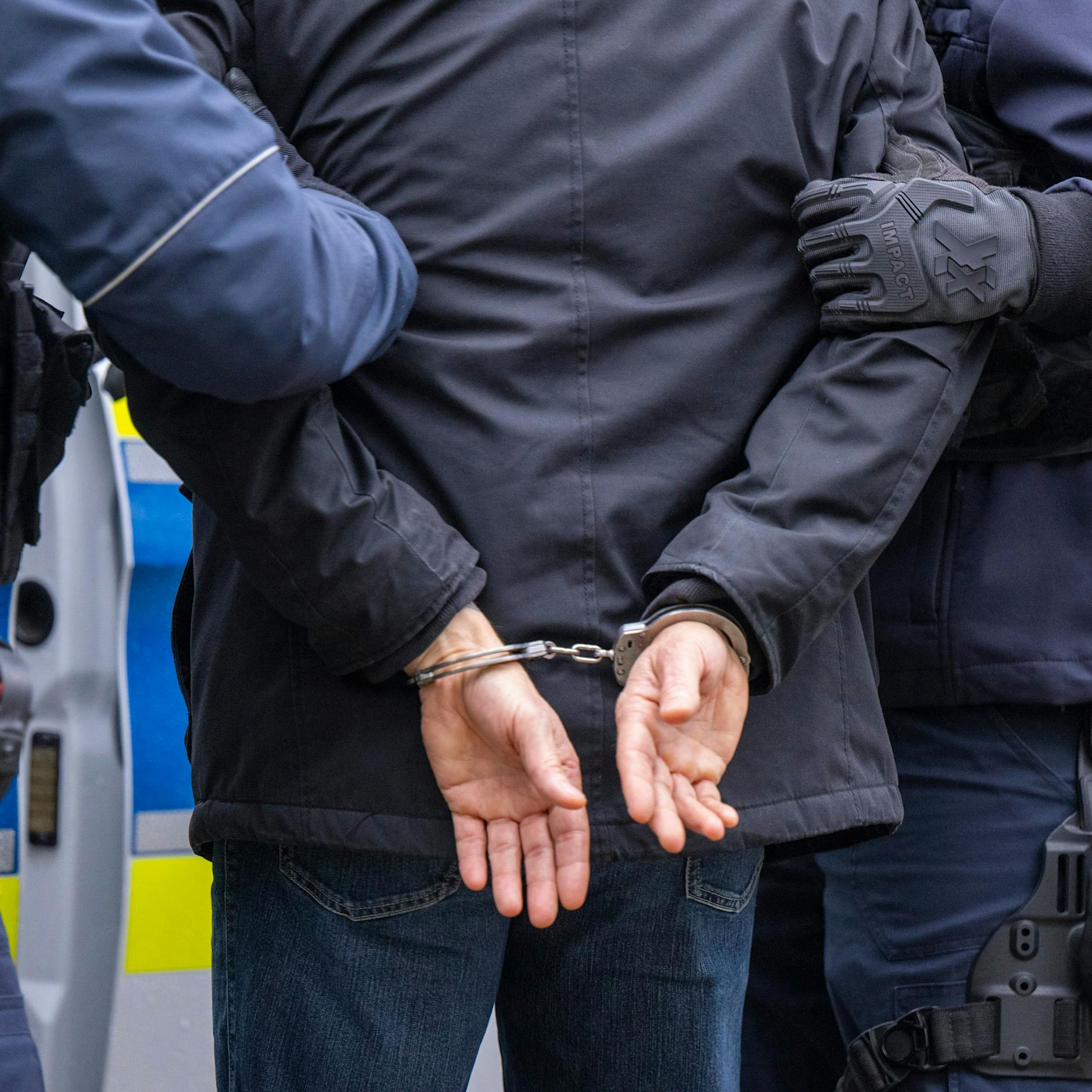 Oma-Betrüger: Echte Polizei nimmt falschen Polizisten fest!