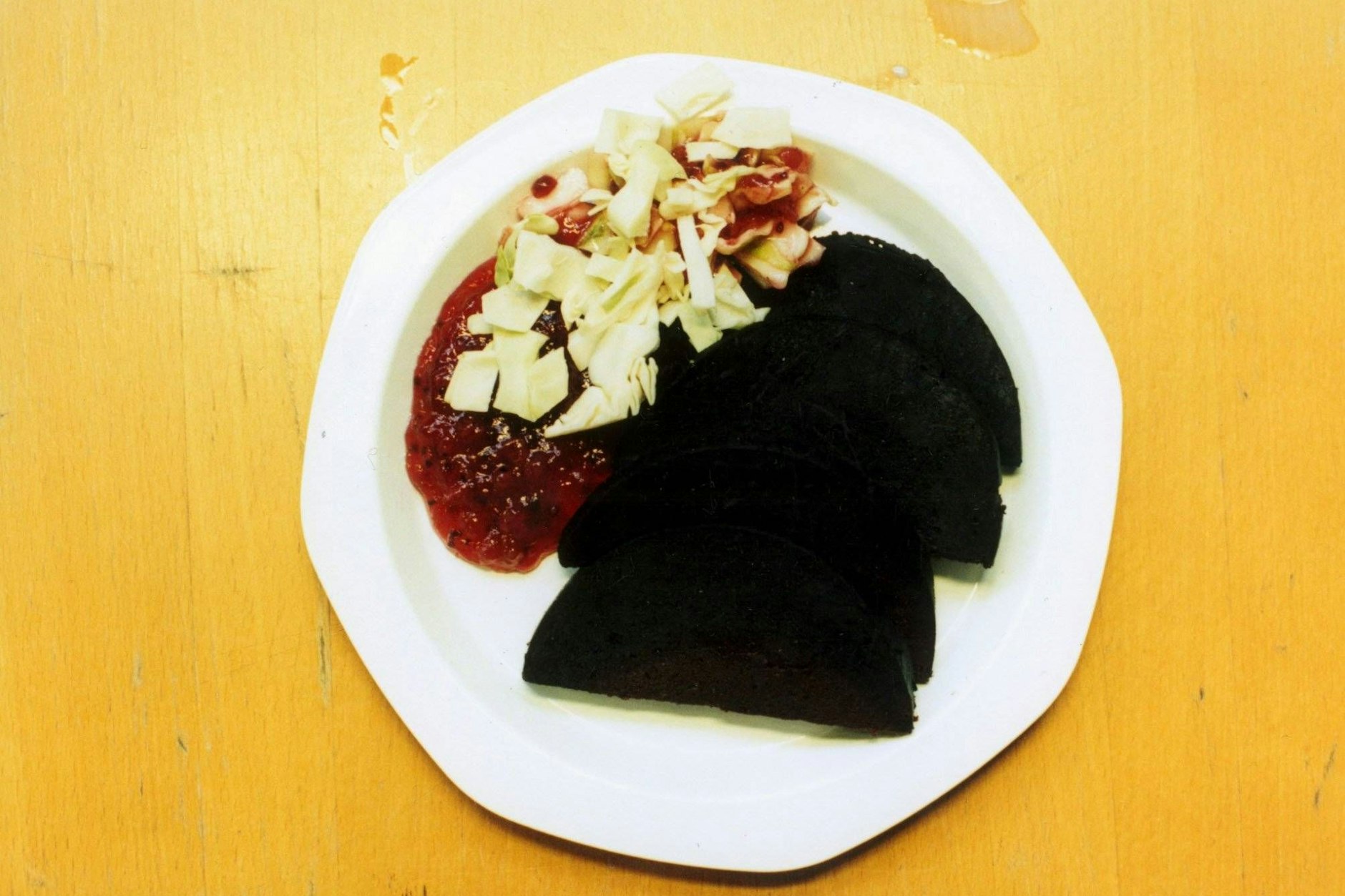 Rezept für echten schwedischen Blutpudding: Ursprünglich war es ein „Arme-Leute-Essen“, das aus einfachen, nahrhaften Zutaten bestand: Schweineblut, Mehl, Zwiebeln und Gewürze.