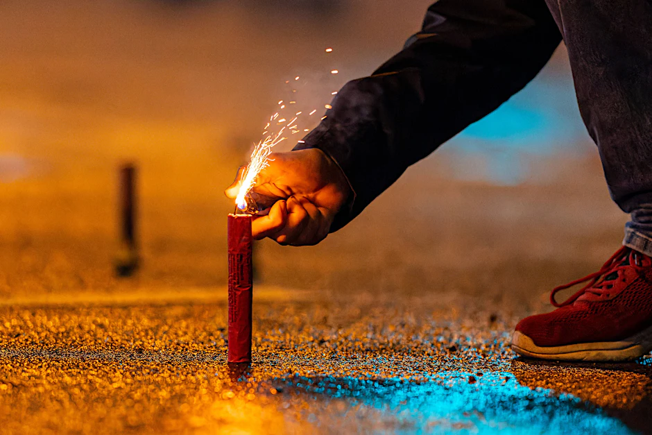 Brennender Böller in der Silvesternacht.