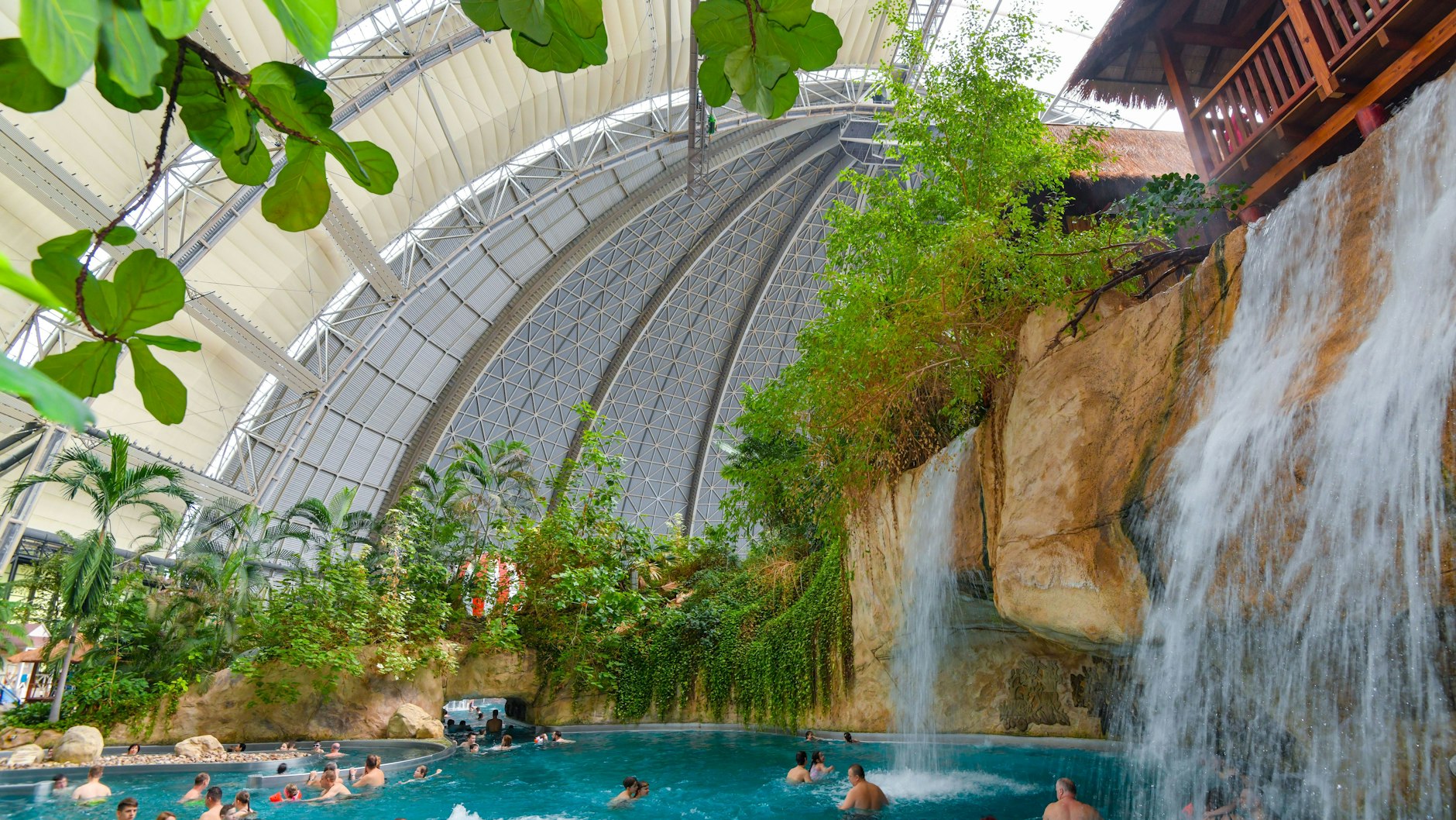 Unter dem über 100 Meter hohen Hallendach gibt es sogar einen Wasserfall in einer Grotte. Ende des kommenden Jahres soll eine weitere Wasserfläche öffnen.