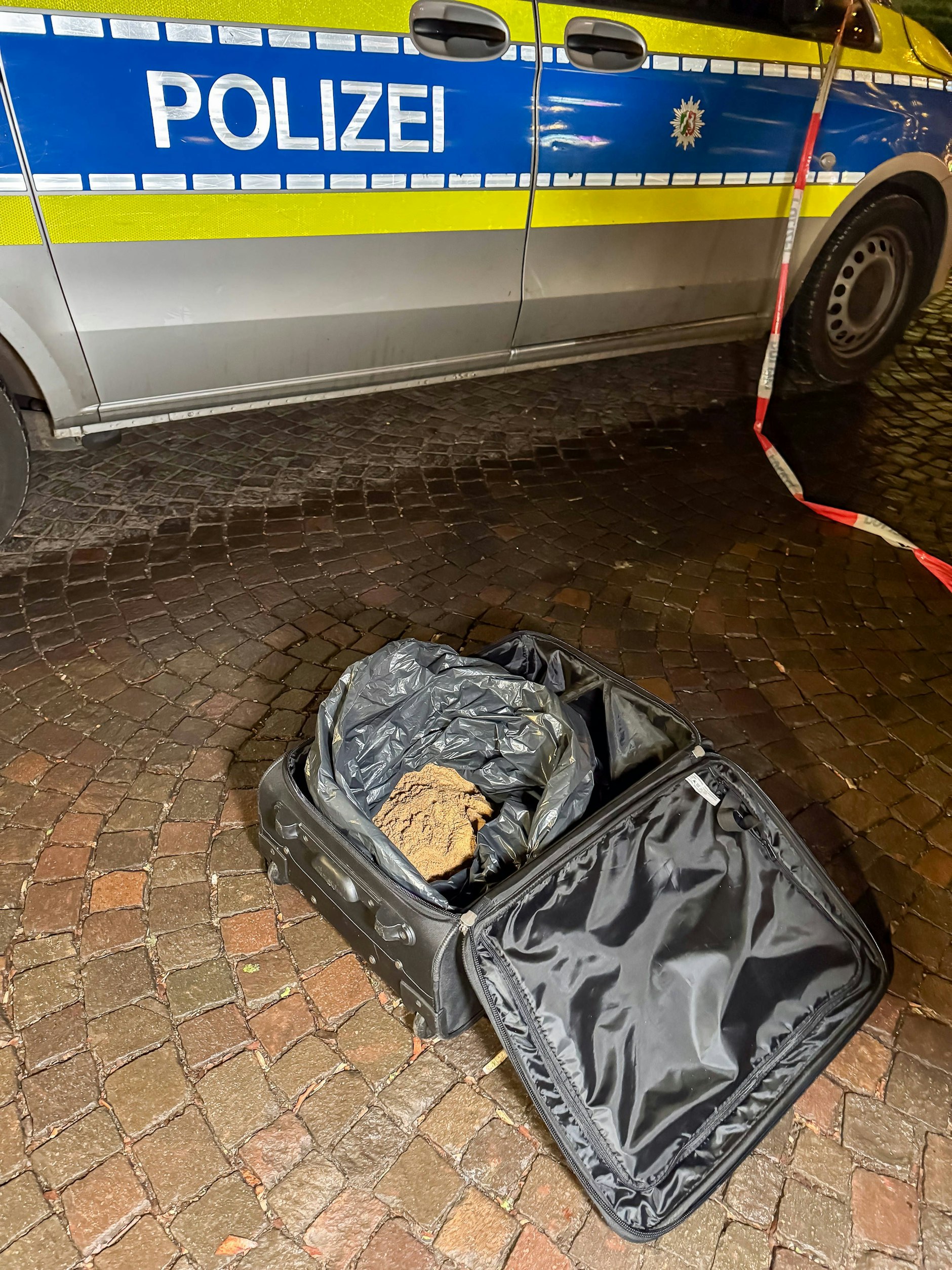 Die Koffer am Wochenende waren mit Sand gefüllt. 