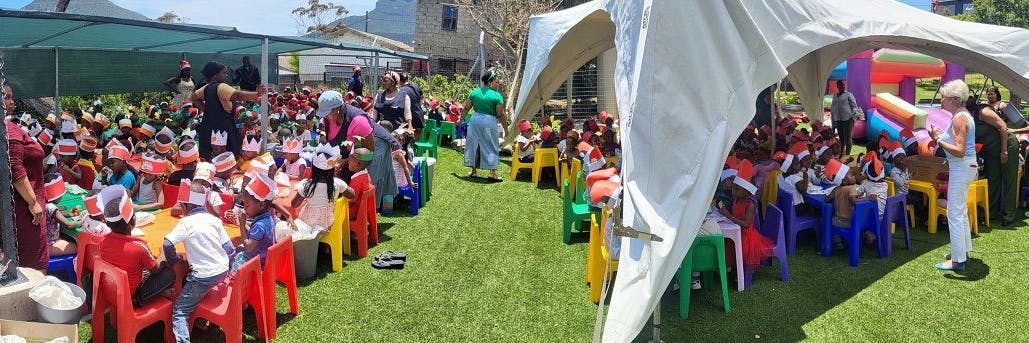 Weihnachtsfest unter südafrikanischer Sonne. Das große Highlight des Jahres. Einmal gibt es „ungesundes“ Essen, das Kinderaugen strahlen lässt.