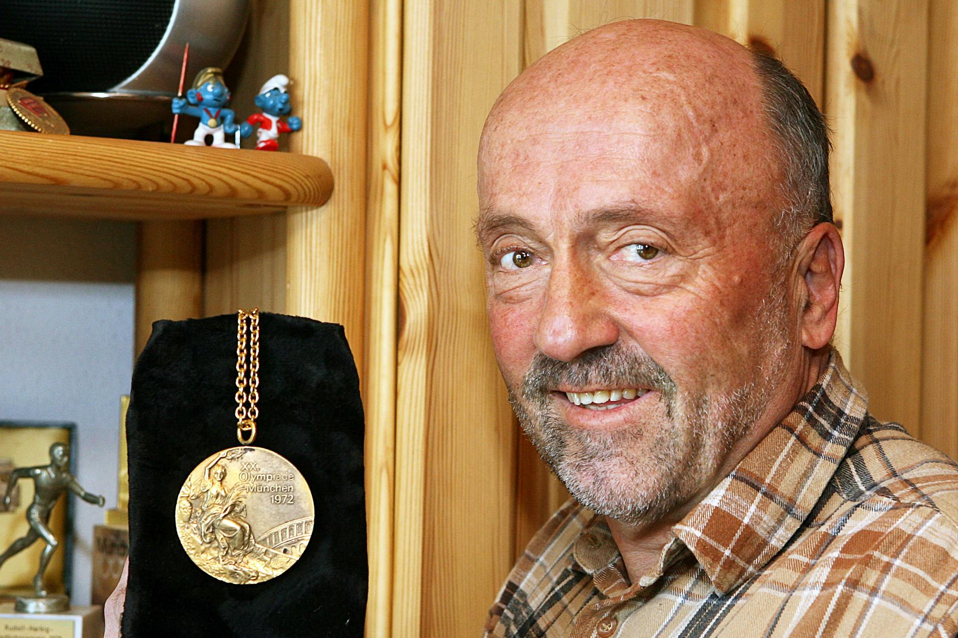 Klaus Wolfermann zeigt in seinem Haus im oberbayerischen Penzberg seine olympische Goldmedaille.