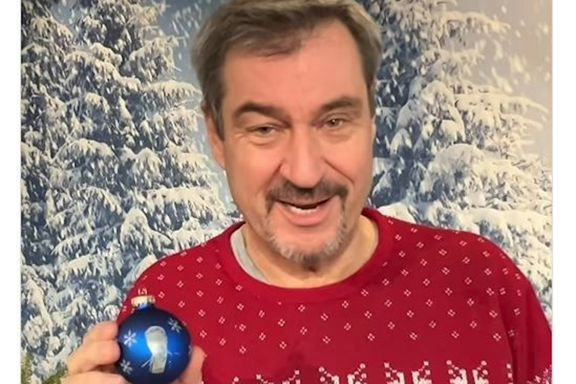 Markus Söder findet seine Christbaumkugeln schön.