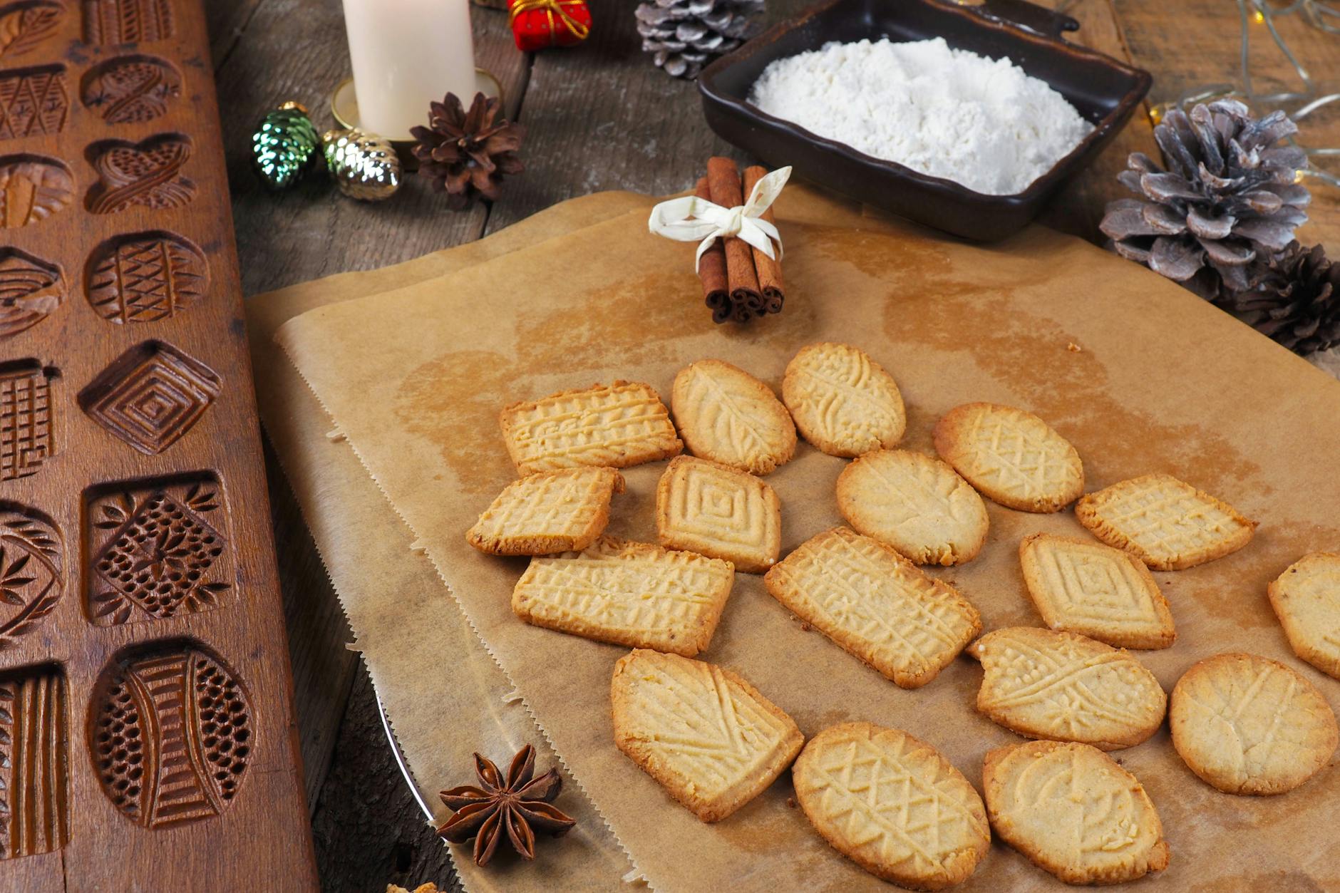 Das Backen von Weihnachtsplätzchen hat für viele eine lange Tradition. Doch wie steht es mit Spekulatius? Dieser wird oft lieber gekauft. Dabei lässt sich das traditionelle Gebäck ganz leicht selbst zubereiten.