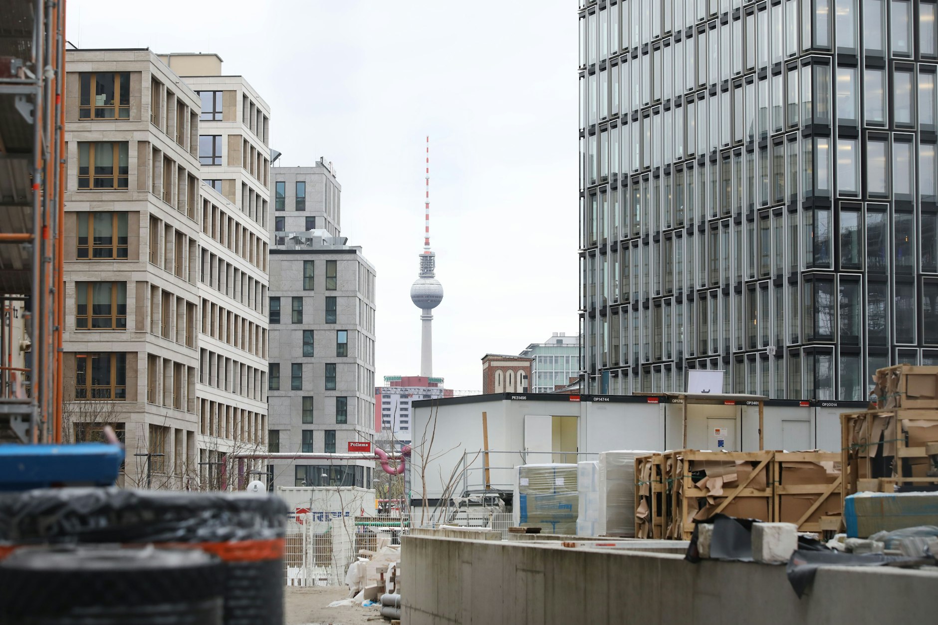 Dreiste Masche und ungewöhnliche hohe Mieterhöhungen: In Berlin wurde nun Berlins dreistester Vermieter mit dem „Goldenen Miethai“ ausgezeichnet.