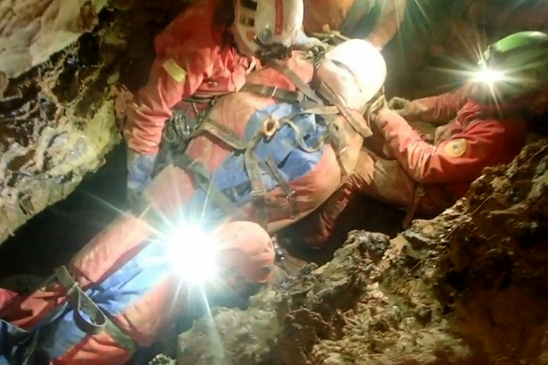 Die Frau konnte nach fünf Tagen endlich aus der Höhle gerettet werden.