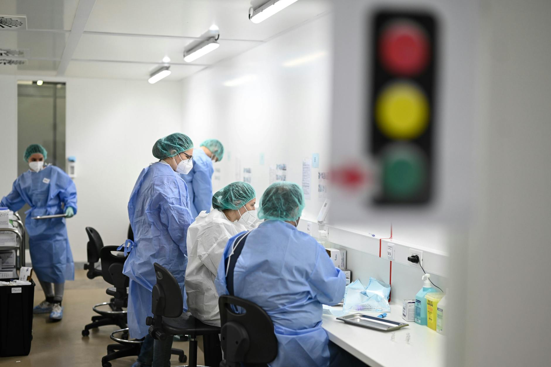 Mitarbeiter in einem Impfzentrum in Berlin-Tegel, 2021