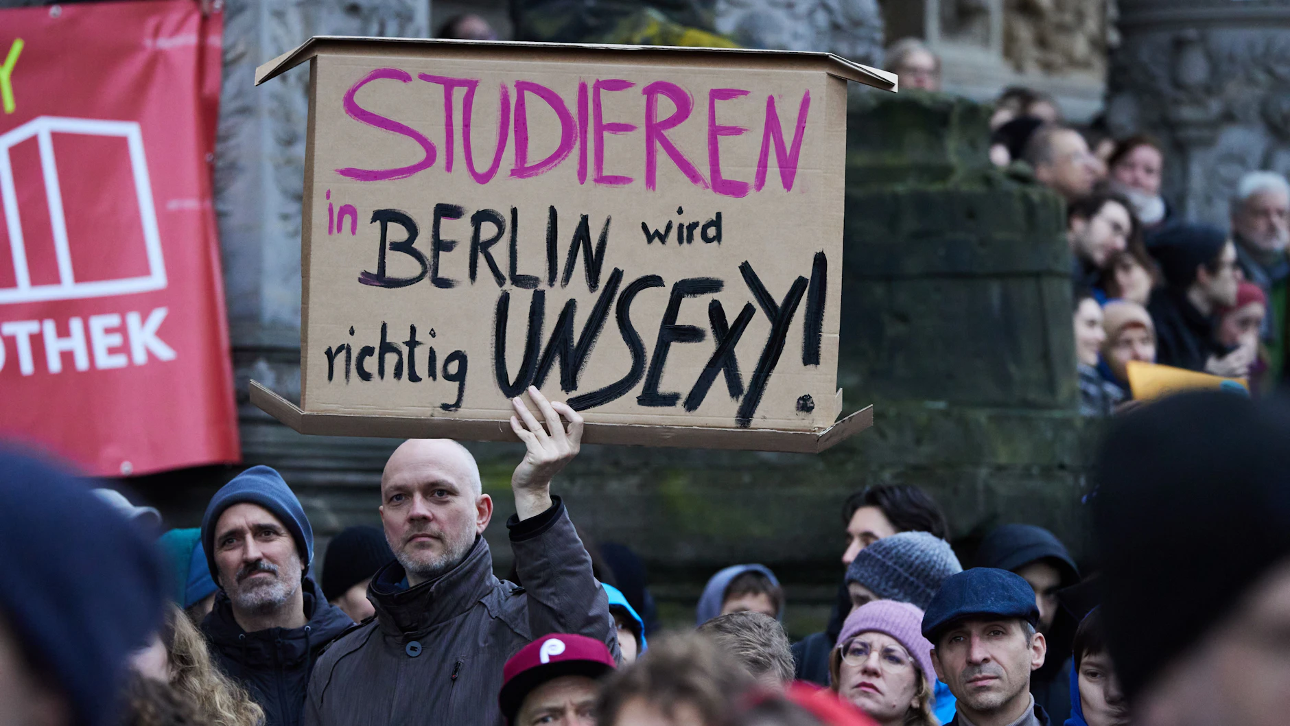 „Studieren in Berlin wird richtig unsexy“: Studenten und Uni-Mitarbeiter demonstrieren vor dem Berliner Abgeordnetenhaus, während im Parlament über den Sparhammer abgestimmt wird.