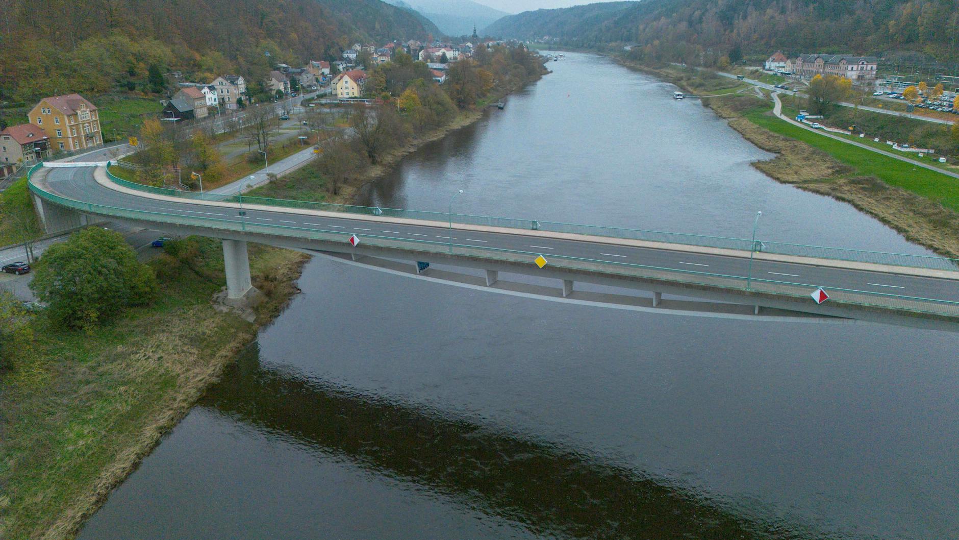 Auch die 270 Meter lange Elbbrücke im sächsischen Bad Schandau wurde im November gesperrt und muss abgerissen werden.