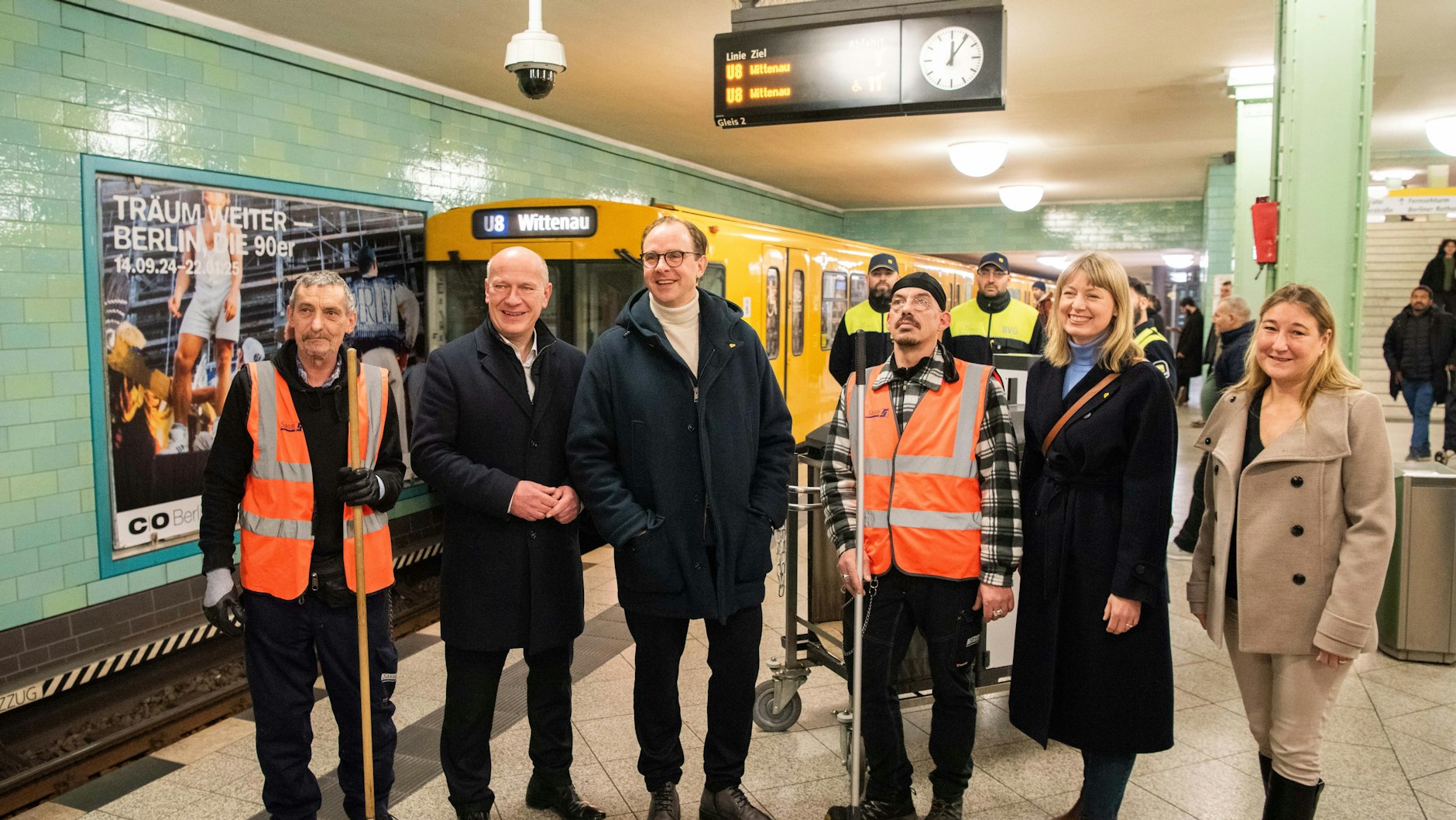 Berlins Regierender Bürgermeister Wegner trifft BVG-Chef Falk und BVG-Personalchefin Zeller-Grothe für eine Bilanz, U8 am Alexanderplatz.