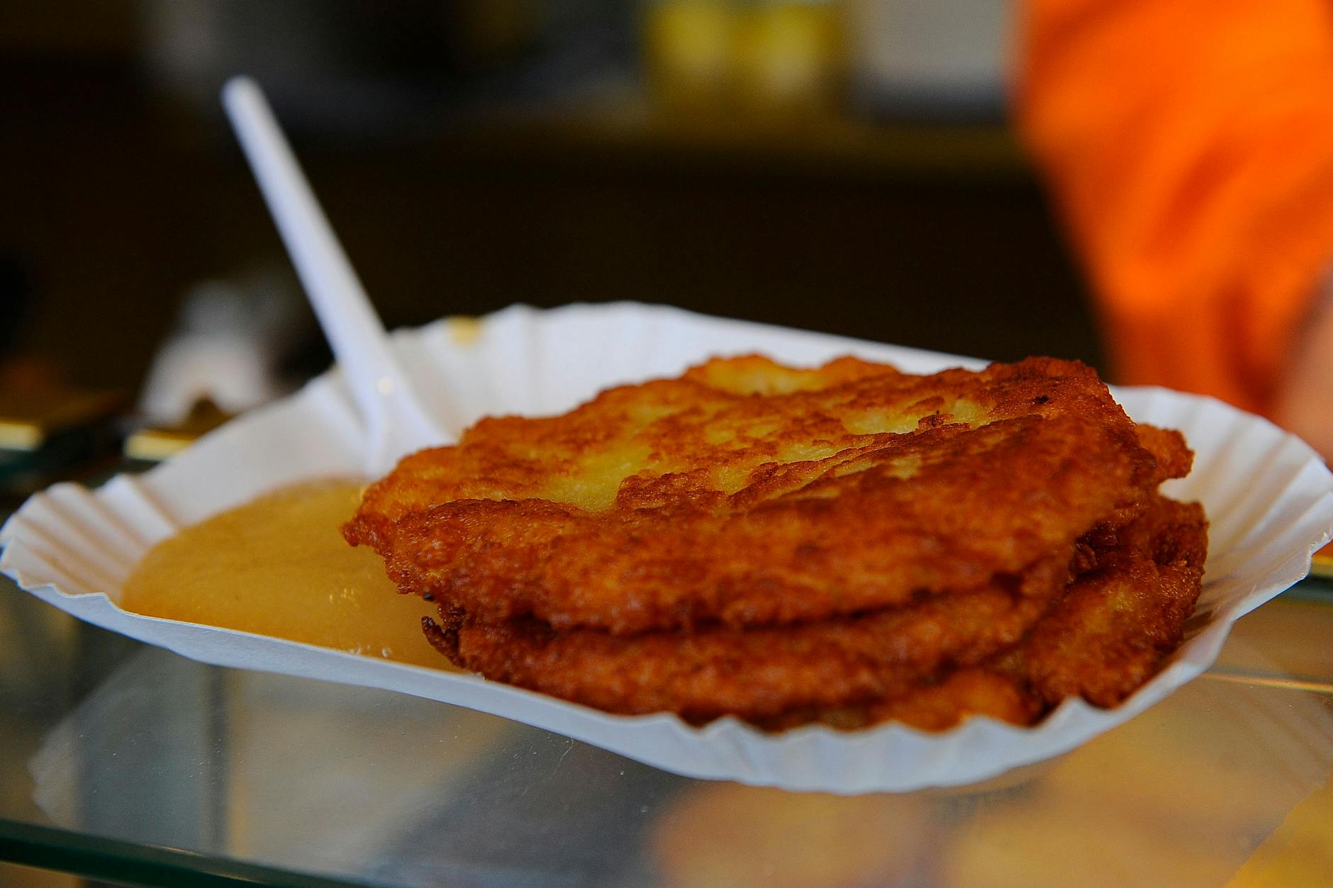 Das Rezept für Reibekuchen holt den Zauber vom Weihnachtsmarkt nach Hause.