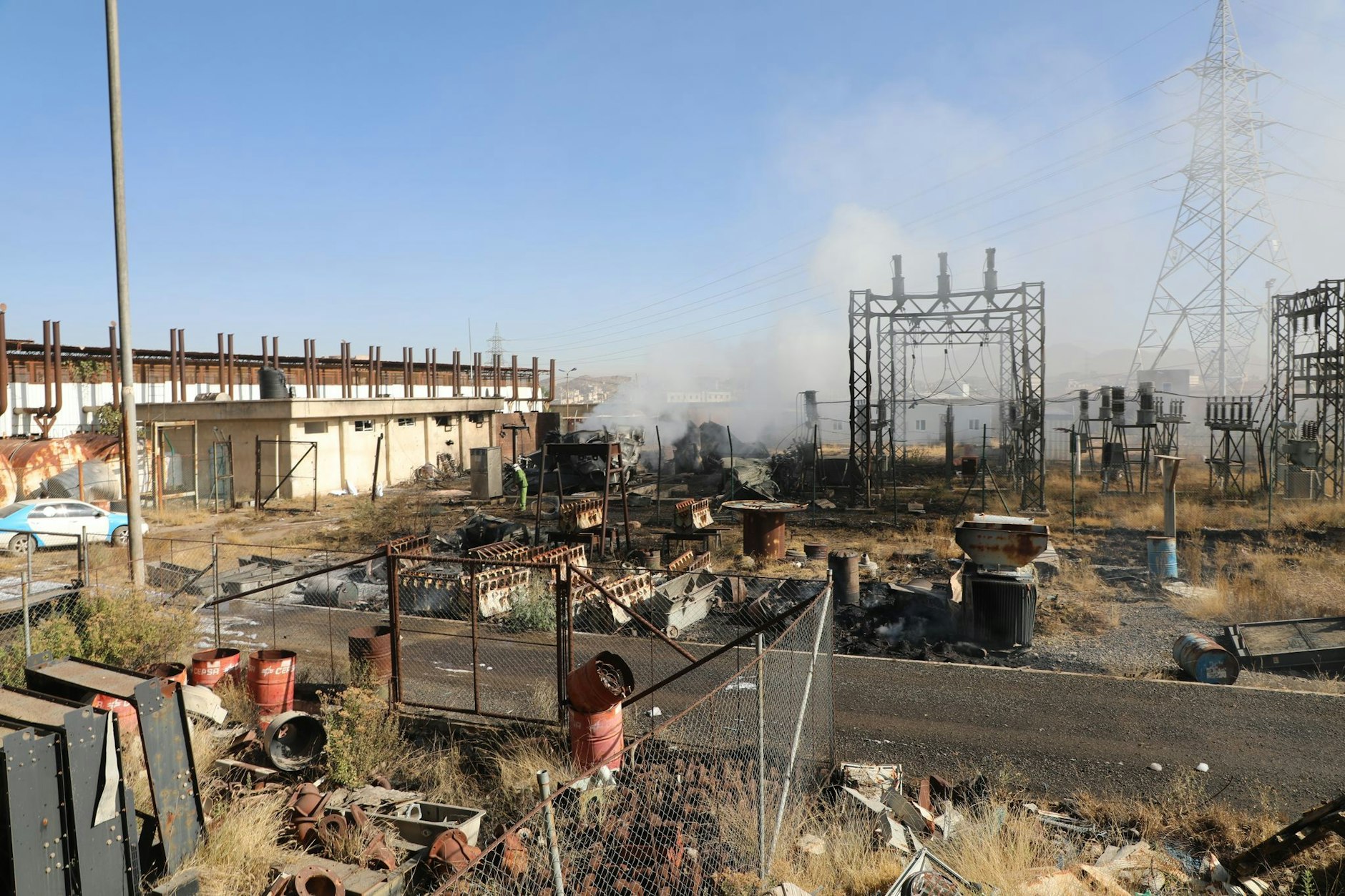 Feuerwehrleute sind nach einem israelischen Luftangriff auf das Kraftwerk Haziz im südlichen Sanaa im Einsatz.