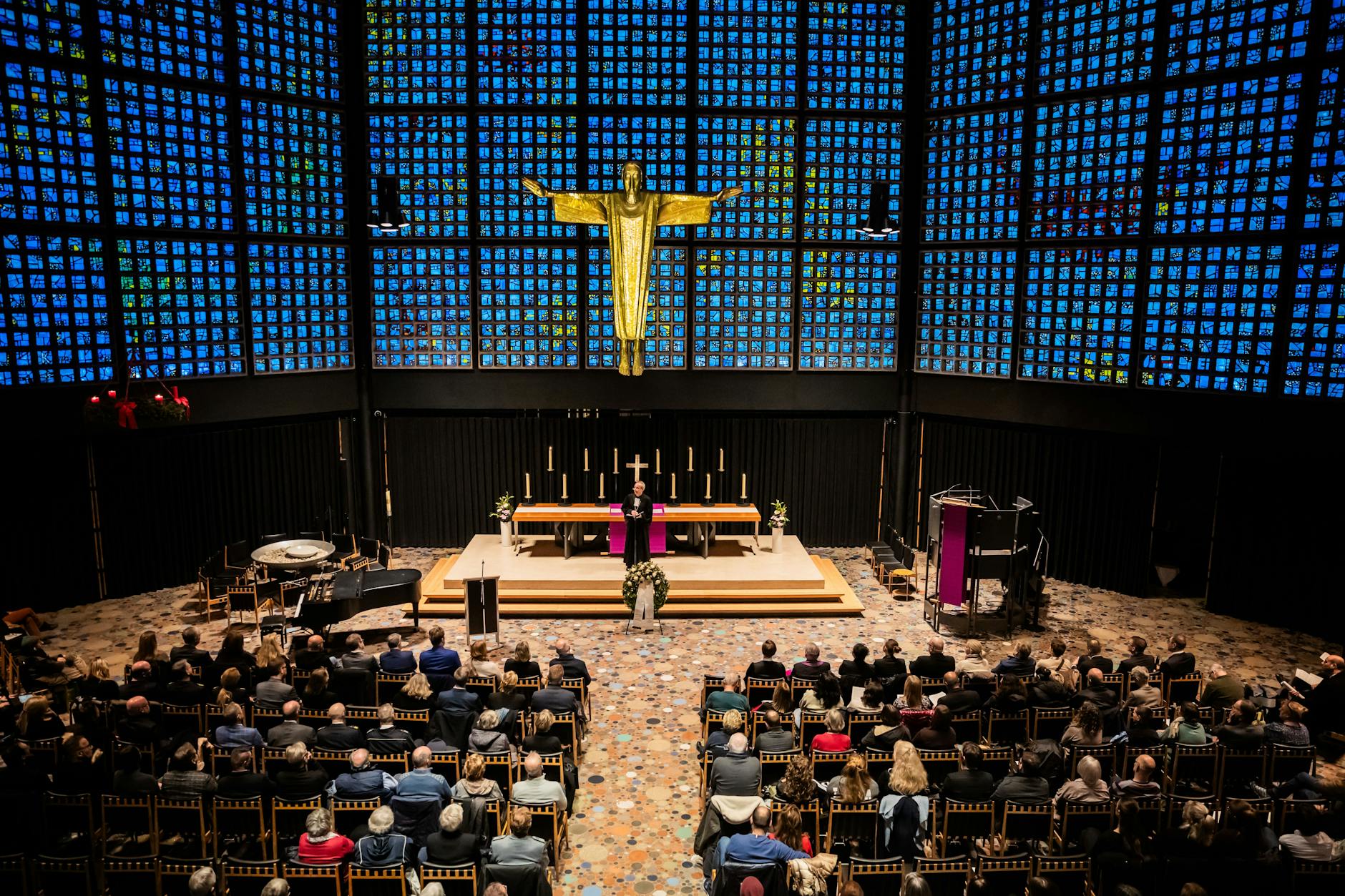 Die Gedenkveranstaltung zum achten Jahrestag des Anschlags begann mit einem Gottesdienst