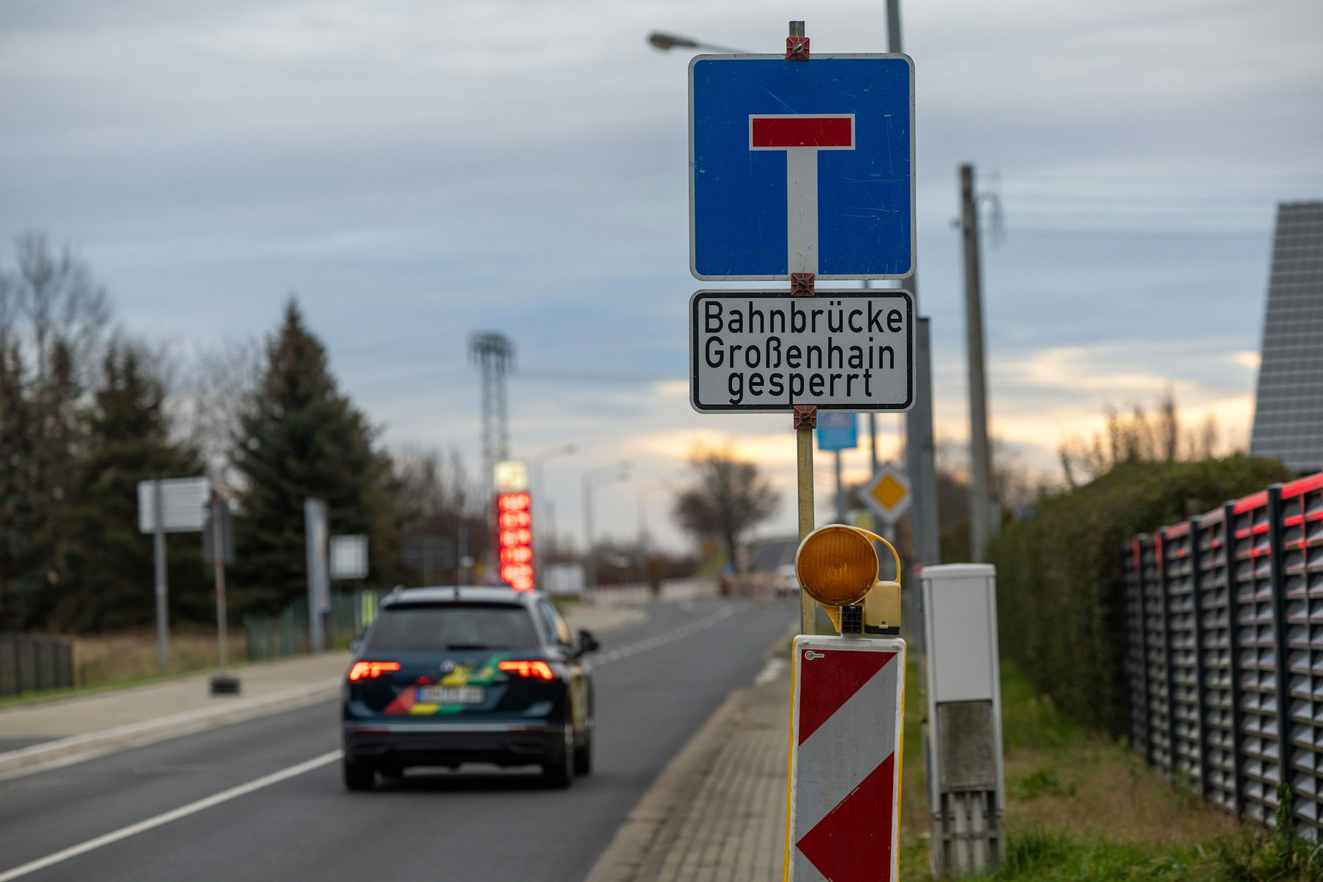 Die Brücke der B101 zwischen der Stadt Großenhain und der Gemeinde Priestewitz im sächsischen Landkreis Meißen wurde am Mittwochnachmittag mit sofortiger Wirkung für jeglichen Verkehr gesperrt. Zuvor war die Brücke überprüft und festgestellt worden, dass sie nicht mehr zu retten ist und sofort abgerissen werden muss.