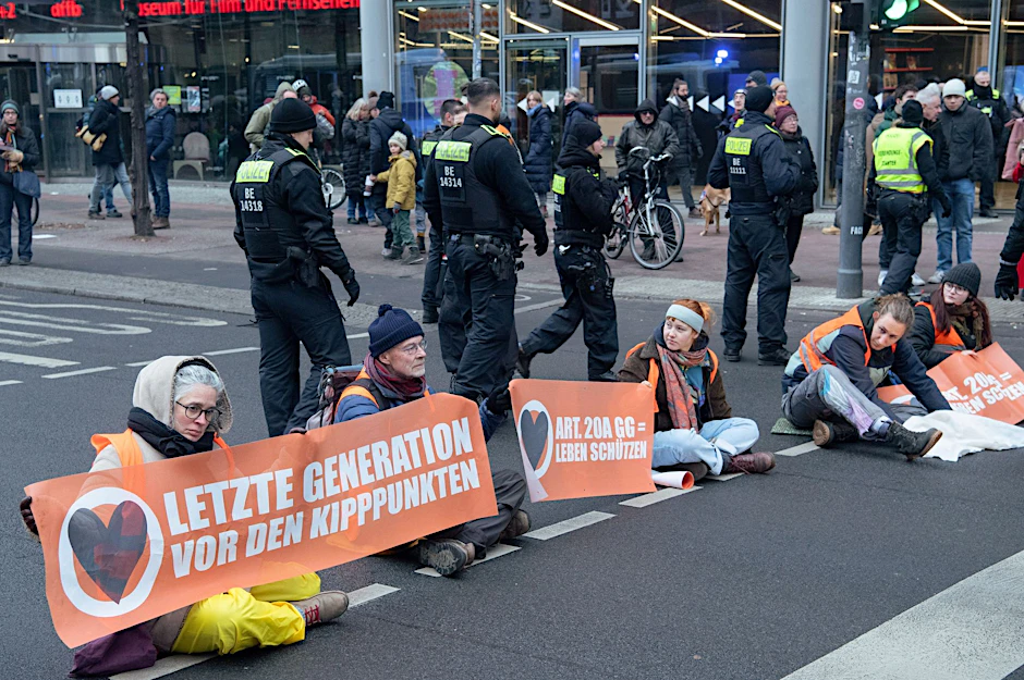 Aktivisten der Letzten Generation kleben sich auf einer Straße in Berlin fest. So begannen die Klimakleber im Jahr 2022 mit ihren Aktionen. Jetzt soll damit Schluss sein.
