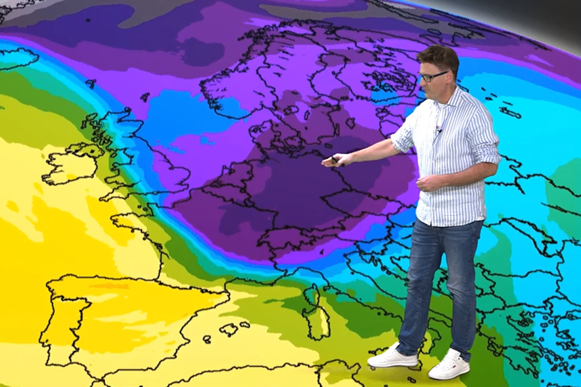 Irres Wetter: Meteorologe Dominik Jung erklärt die Eiseskälte, die sich über Deutschland breit macht.