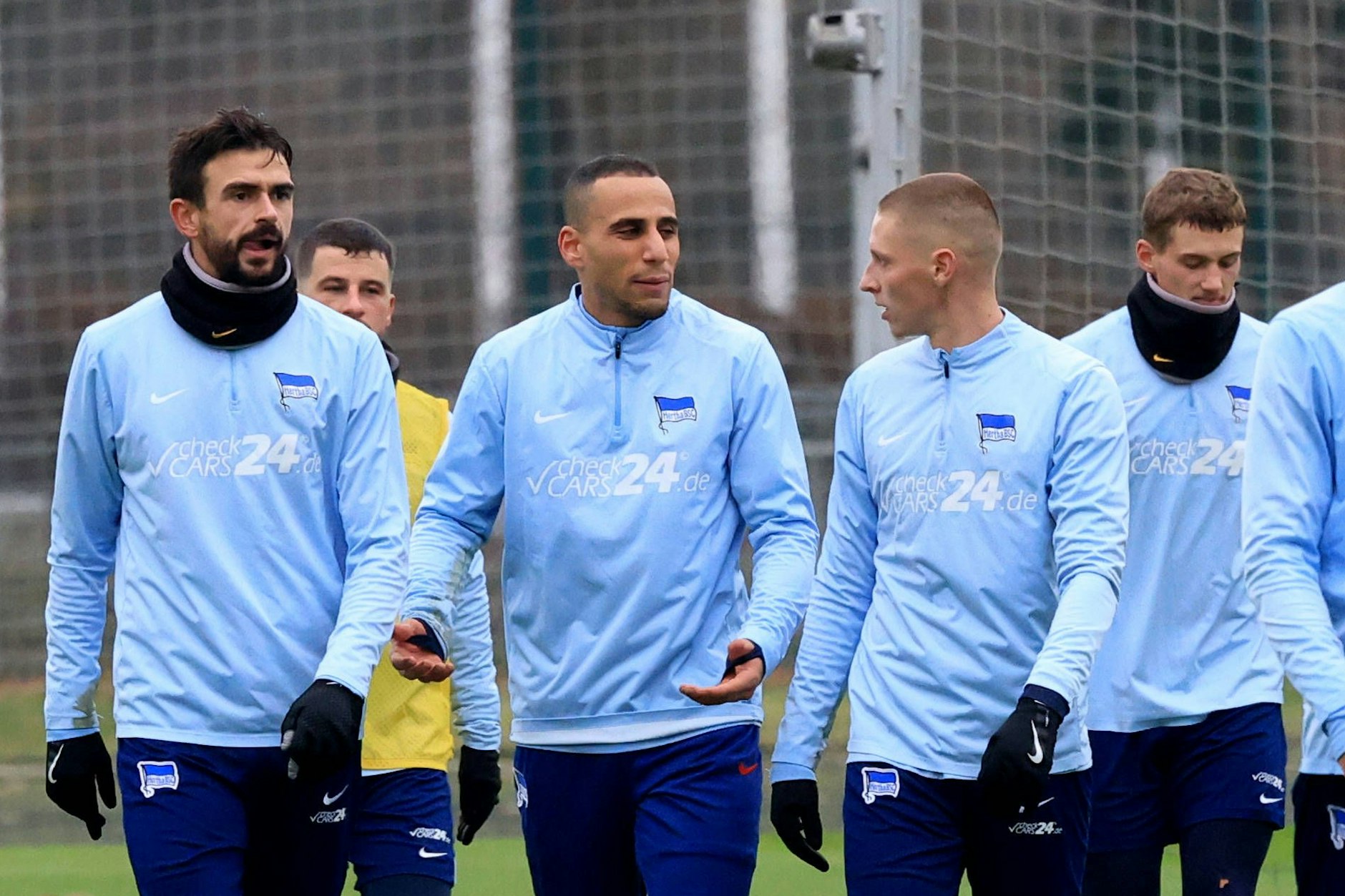 Herthas Ex-Profi Änis Ben-Hatira spricht beim Gang auf dem Trainingsplatz mit Palko Dardai.