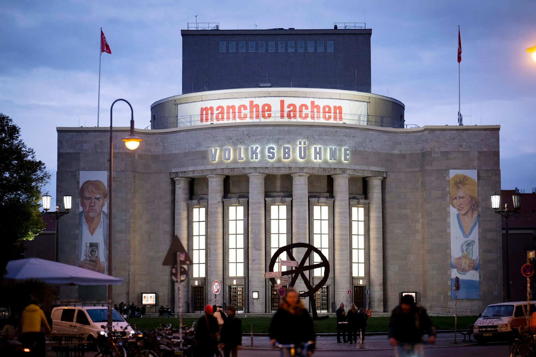 Die Volksbühne am Rosa-Luxemburg-Platz soll Millionen einsparen. Das ist existenzgefährdend.