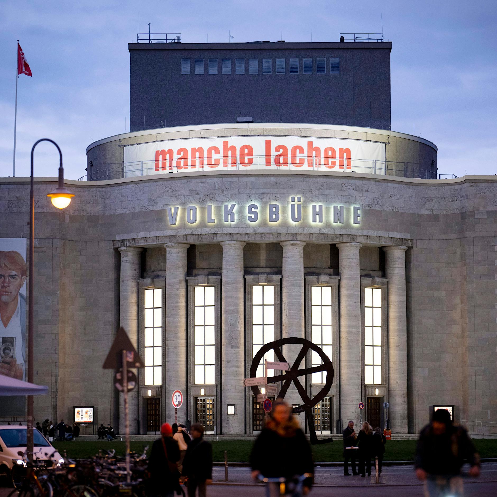 Sparhammer: Will der Senat die legendäre Volksbühne kaltstellen?