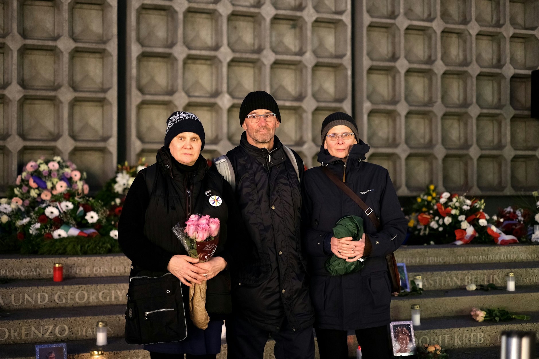 Agnes Guba (links) und Egbert Schmidt (Mitte) sind am 19. Dezember 2016 am Breitscheidplatz gewesen. Begleitet werden sie von einer Freundin (rechts).