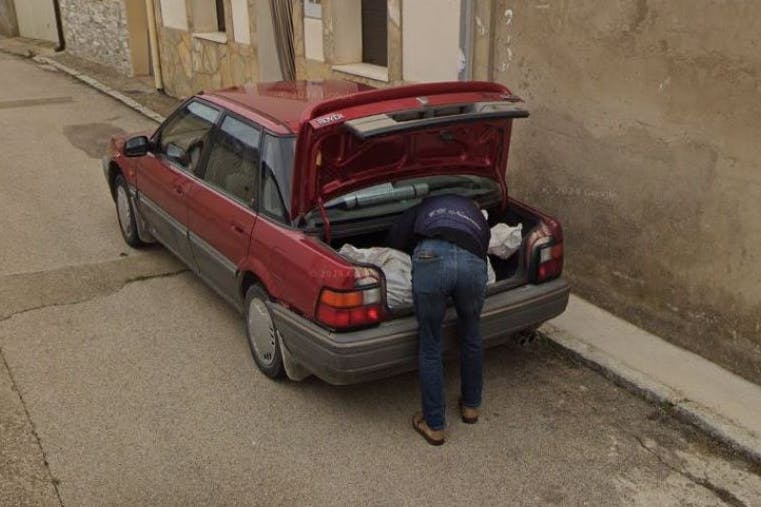 Ein Mann hat eine verdächtige Ladung im Kofferraum seines roten Dacia.