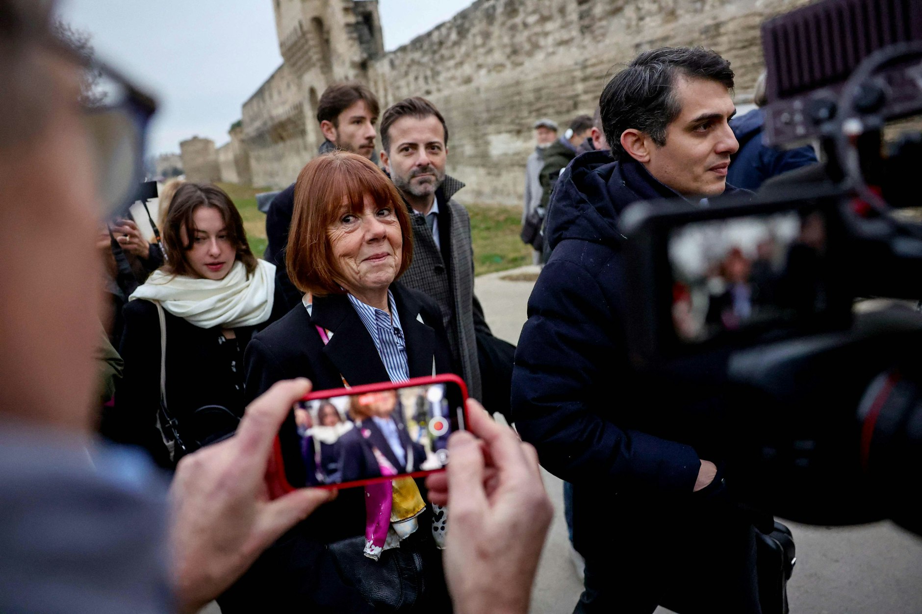 Gisele Pelicot kommt mit ihren Anwälten im Gerichtsgebäude in Avignon an, bevor das Urteil im Prozess gegen ihren Ex-Mann und 50 weitere Angeklagte gesprochen wurde.