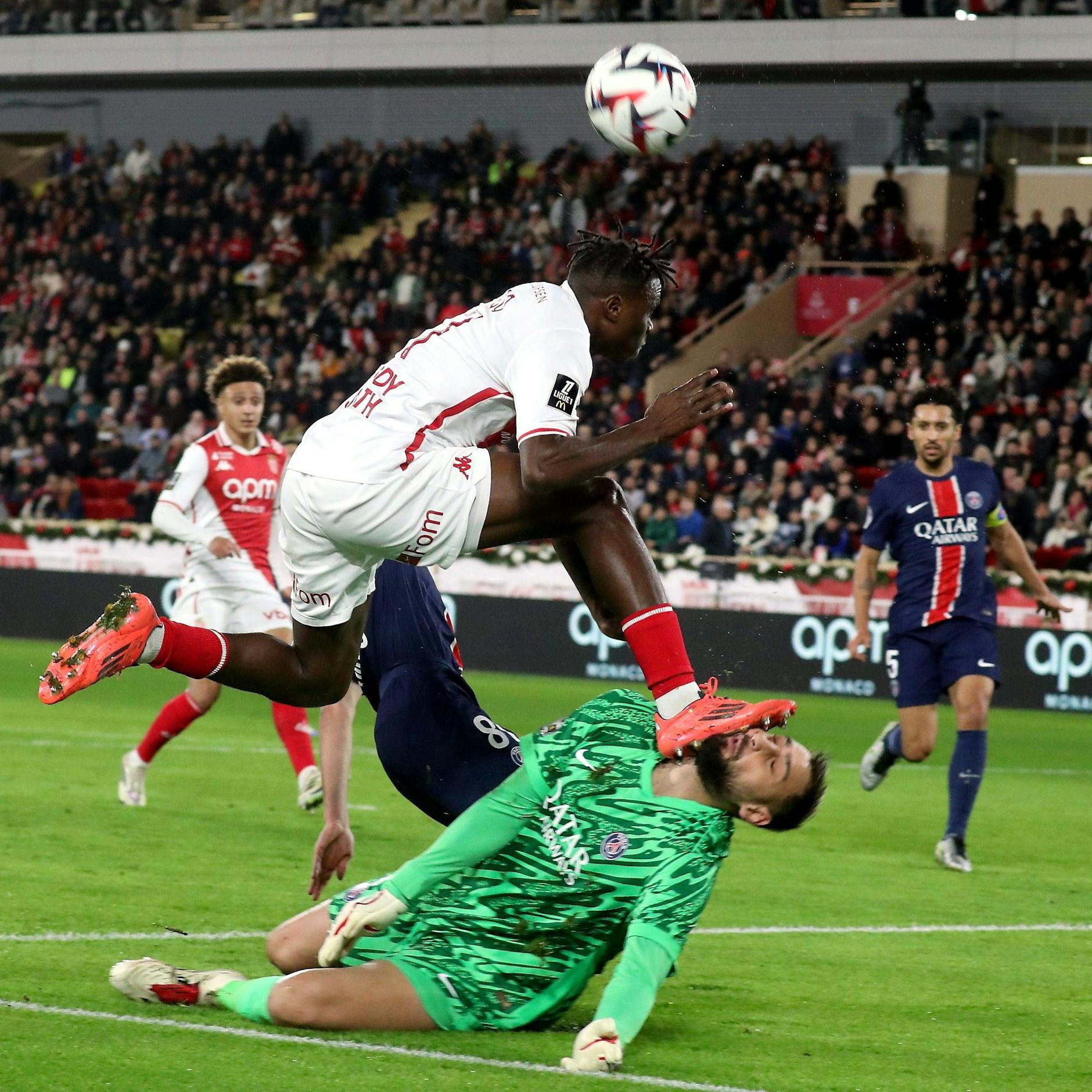 Monacos Stürmer Wilfried Singo zog voll durch erwischte mit seiner Sohle Donnarumma im Gesicht.