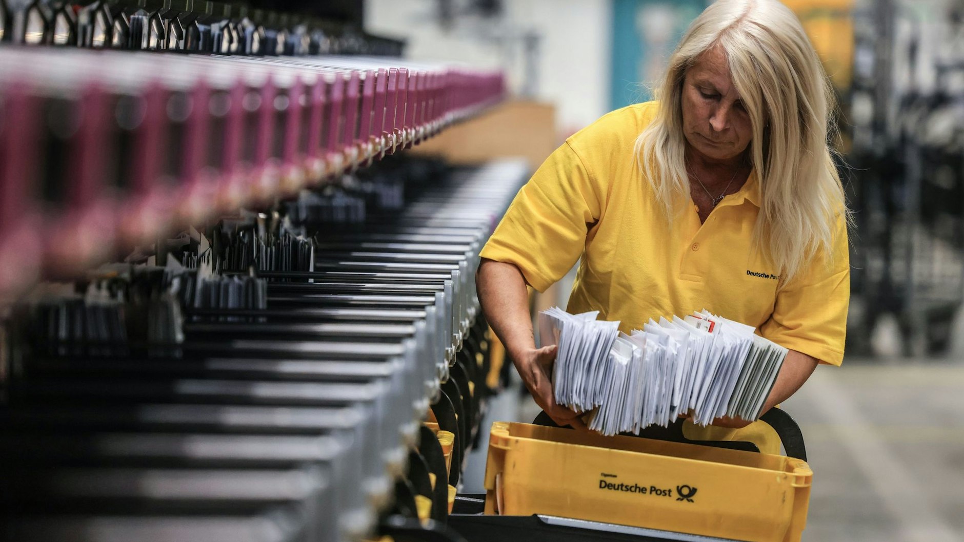 Briefe und Postkarten als Weihnachtspost sollten vor der letzten Leerung am 21. Dezember im Briefkasten sein.