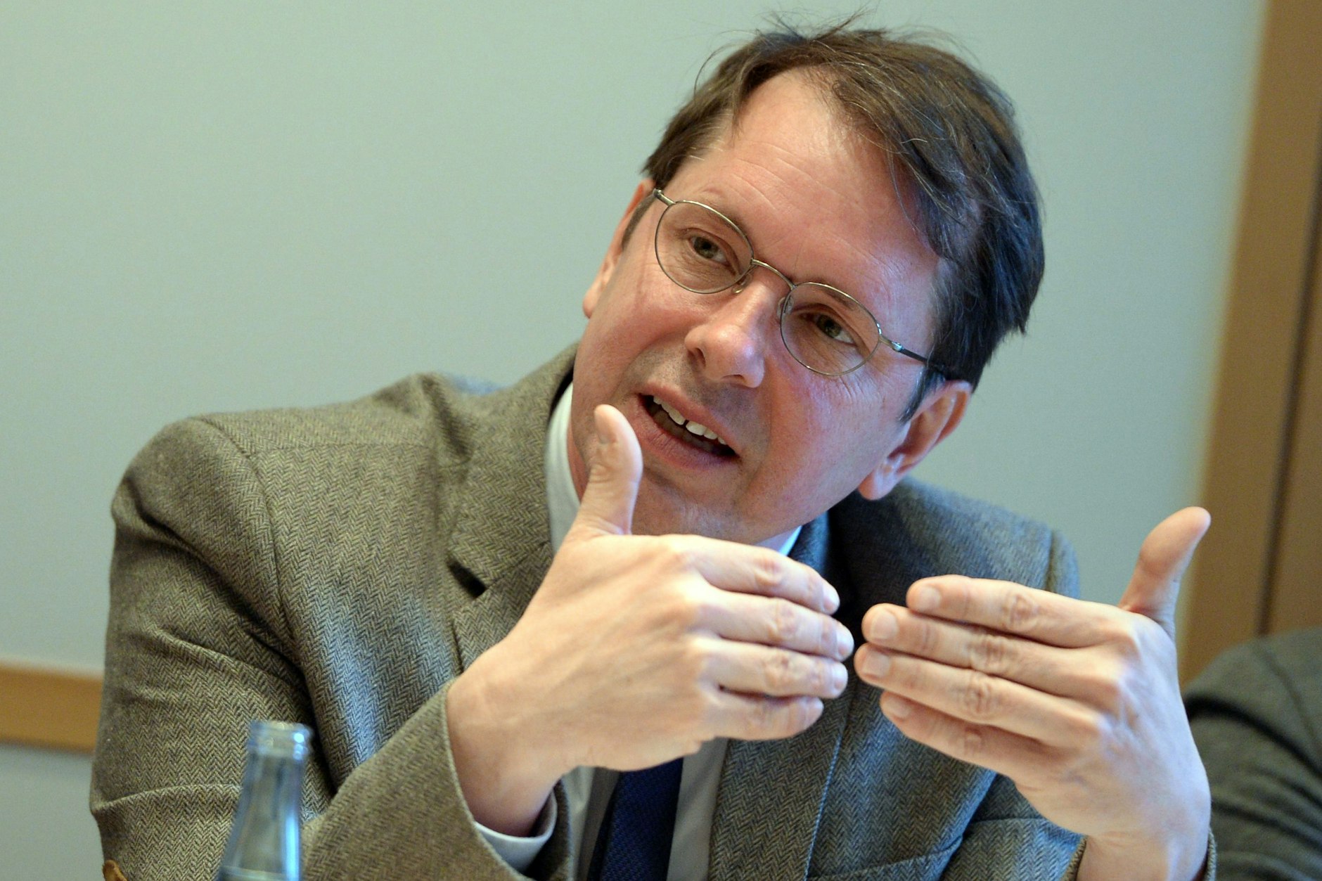 In einer Dokumentation über das OCCRP thematisierte der Journalist John Goetz die Finanzierung des Netzwerks durch die US-Regierung. Der NDR wollte den Film nicht ausstrahlen.