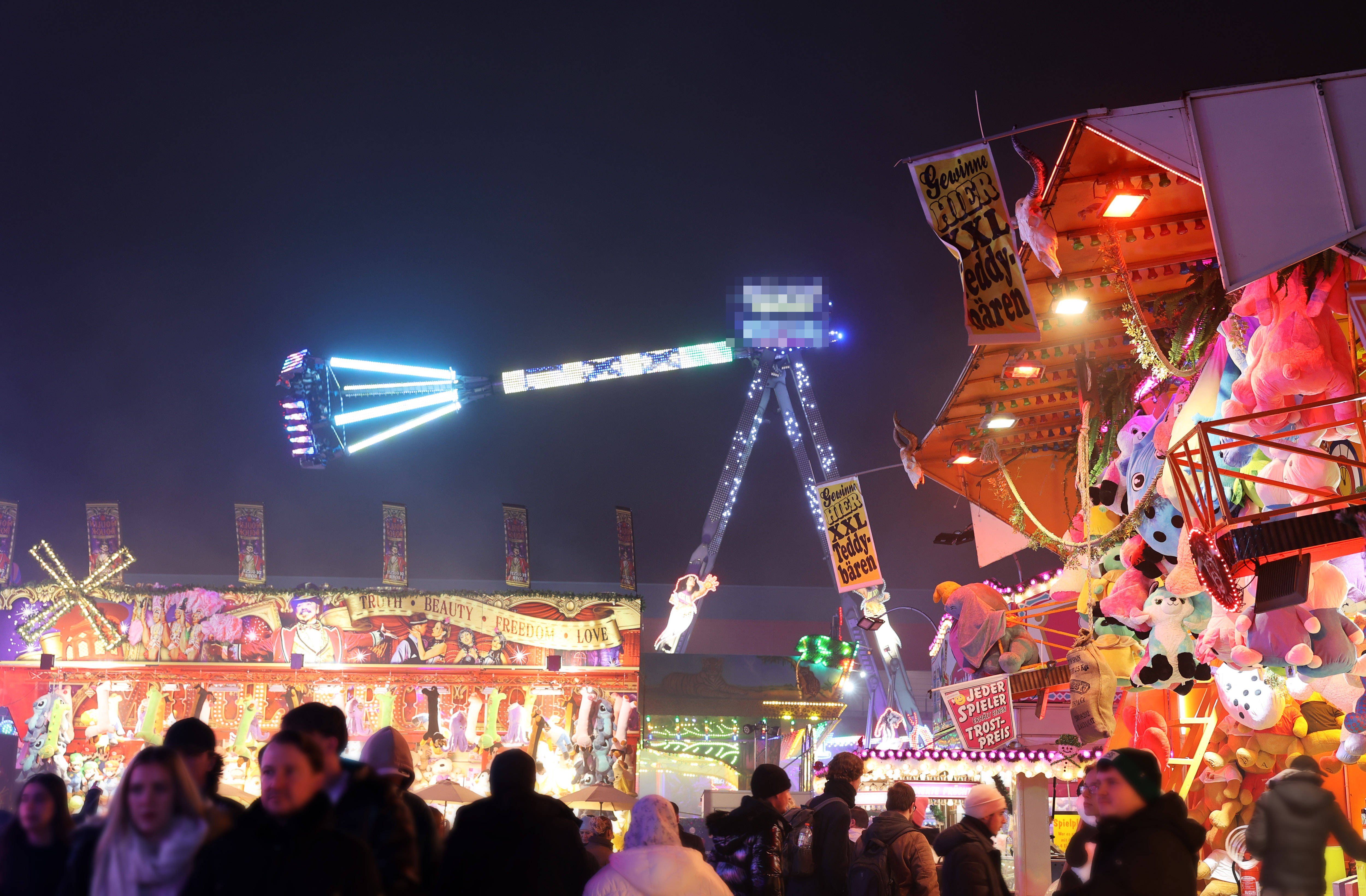 Lichtenberger Winterzeit: Riesenschaukel verletzt Mitarbeiter schwer