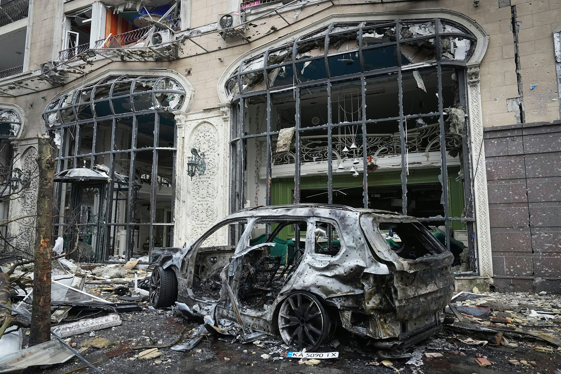 Kiew: Zerstörtes Auto ist nach einem russischen Raketenangriff.